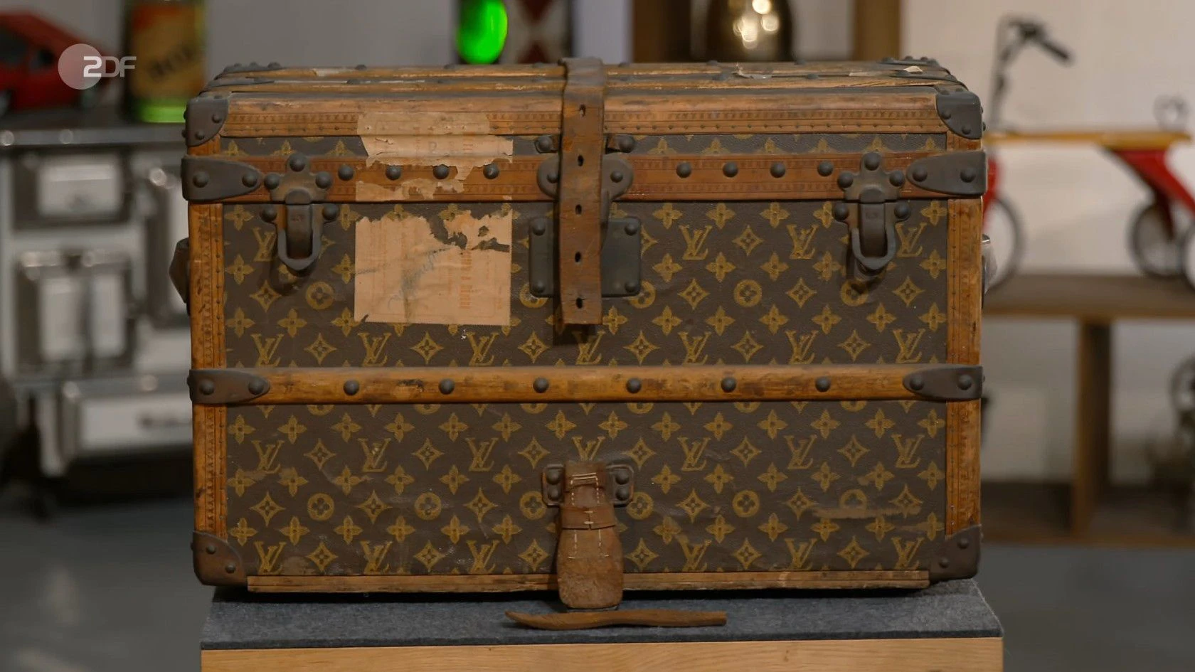 Die Louis-Vuitton-Truhe begeistert die Händler.