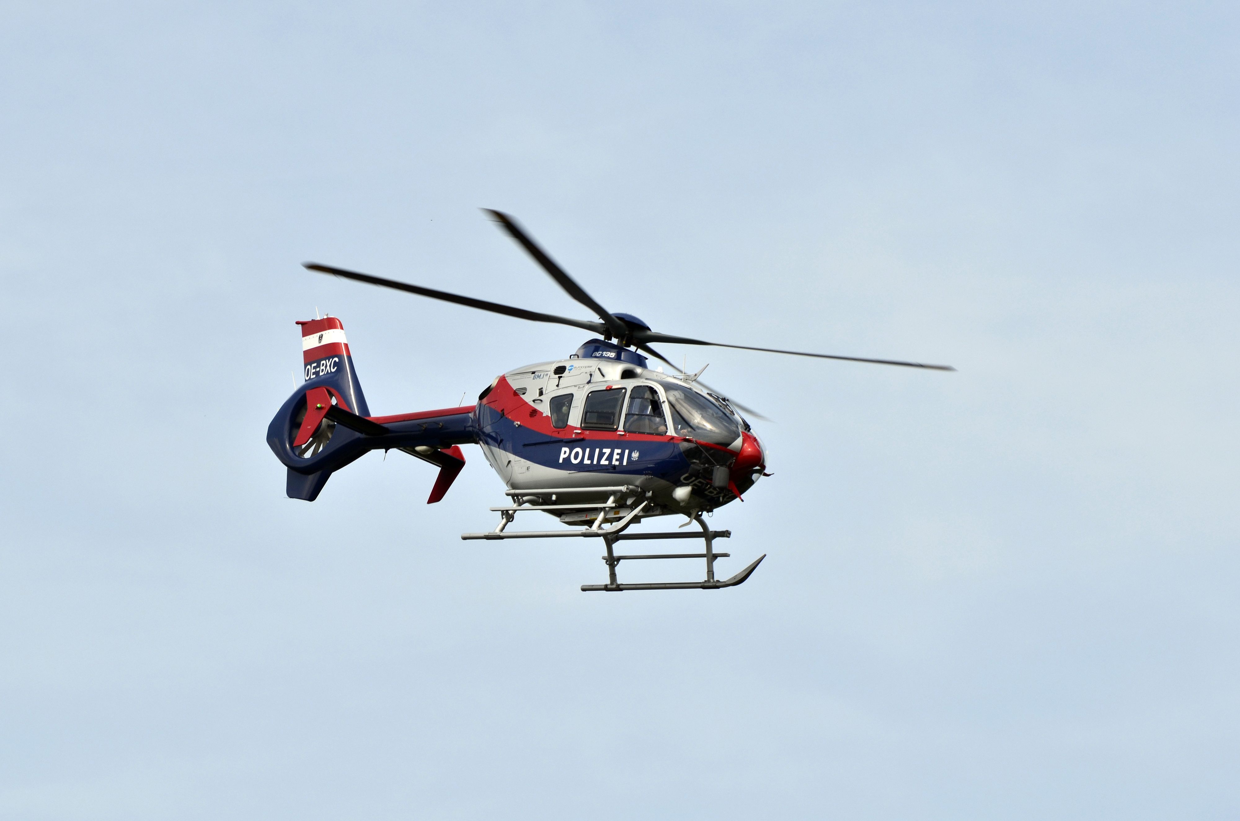 Auch ein Polizeihubschrauber beteiligte sich an der Suche. (Symbolbild)