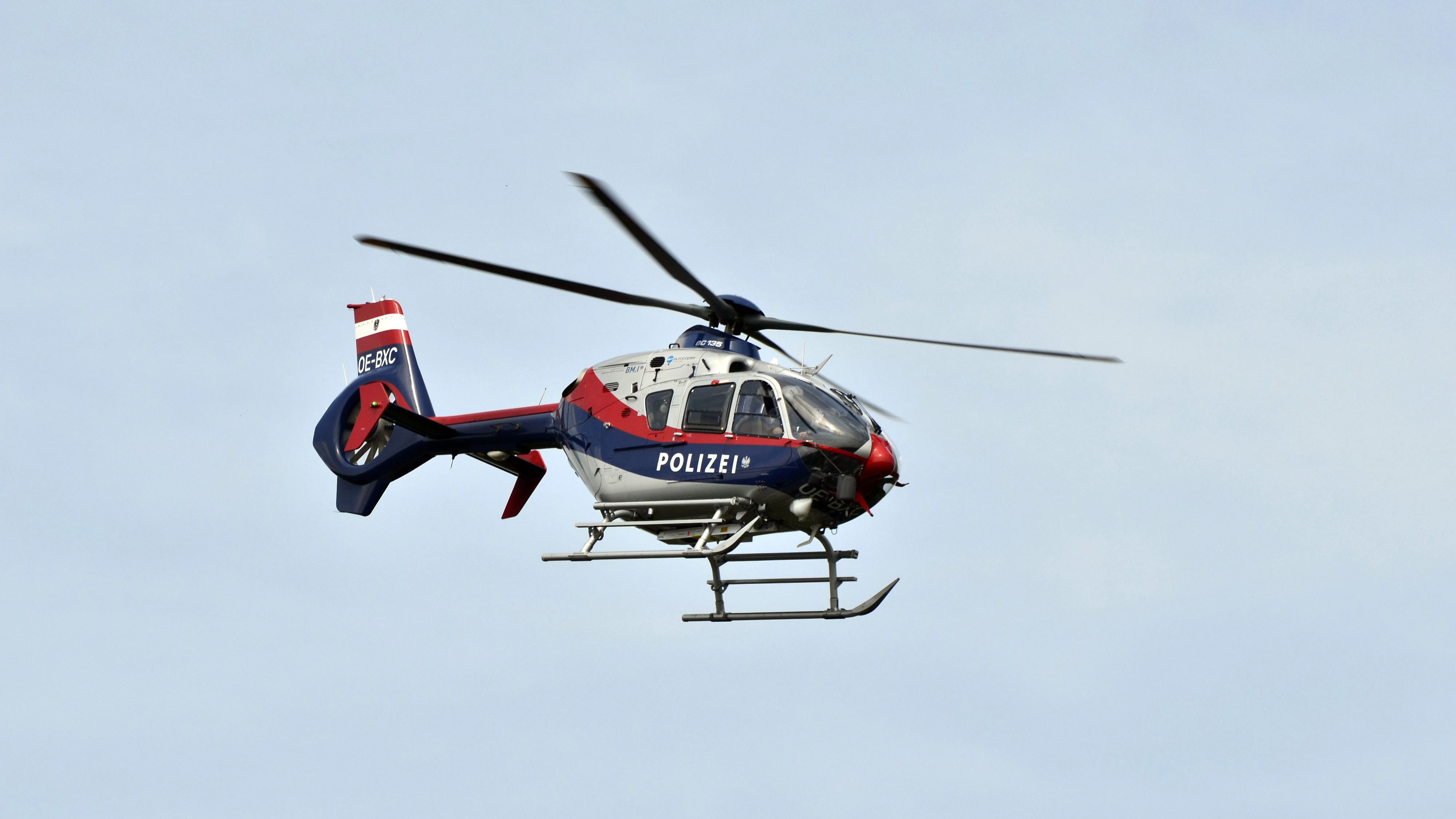 Auch ein Polizeihubschrauber beteiligte sich an der Suche. (Symbolbild)