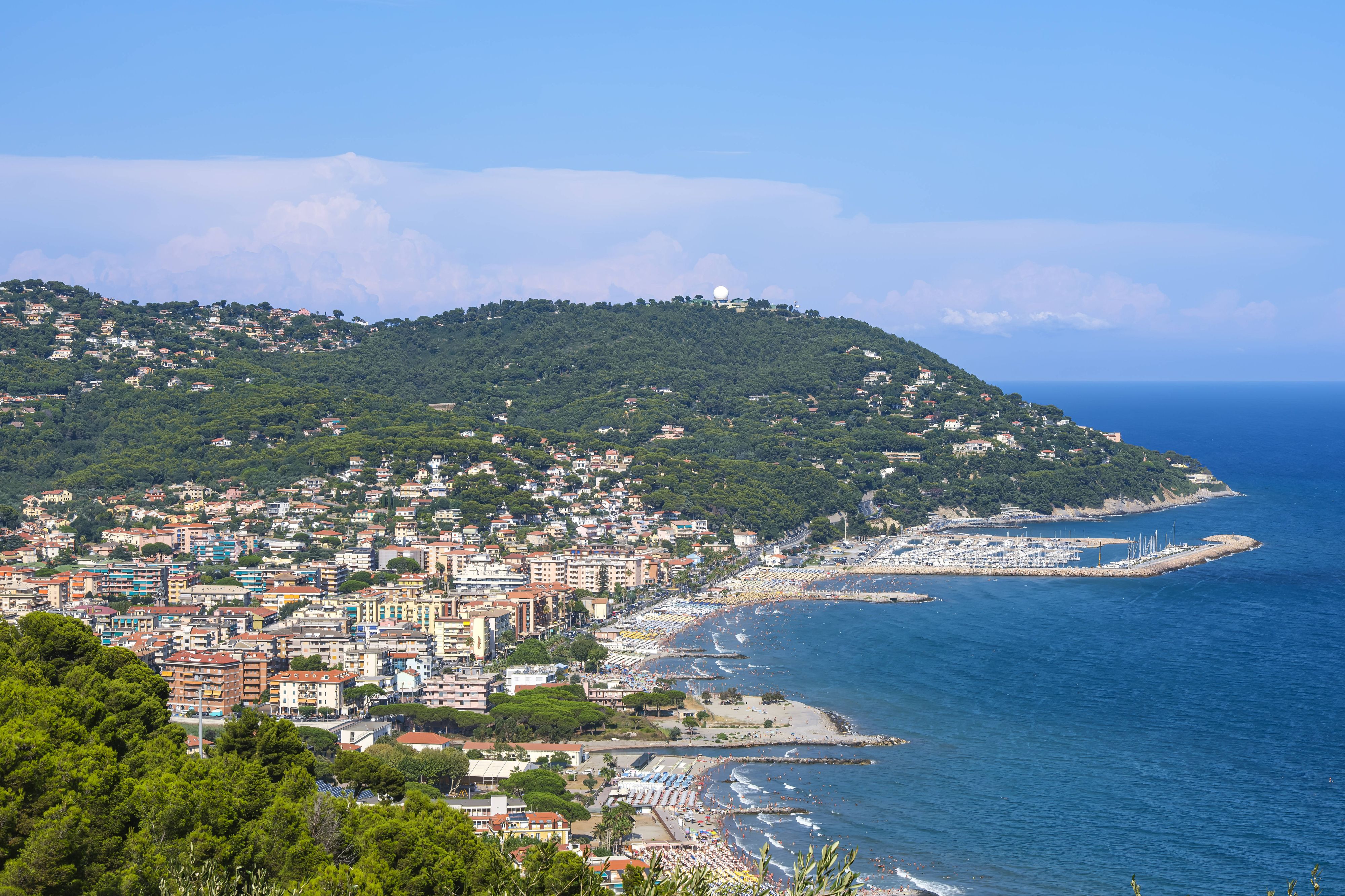 Blick auf Marina di Andora, Ligurien, und die malerische Küstenlandschaft der Riviera di Ponente.