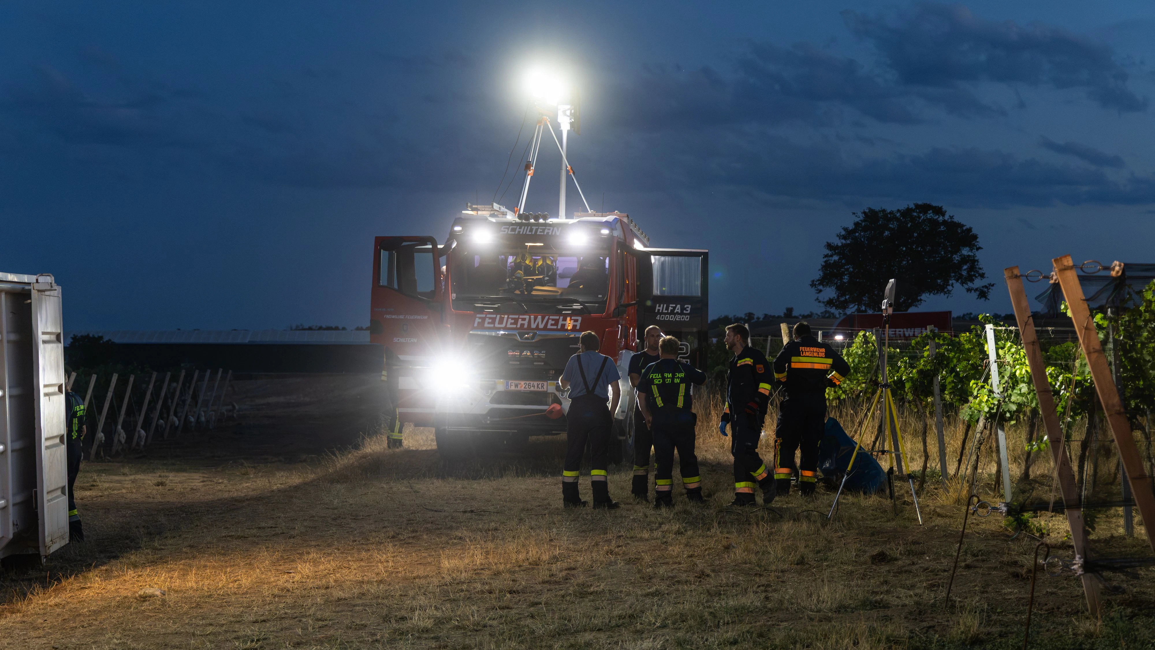 Aufräumarbeiten der Einsatzkräfte: Die Arbeiten dauerten bis in die Nachtstunden.