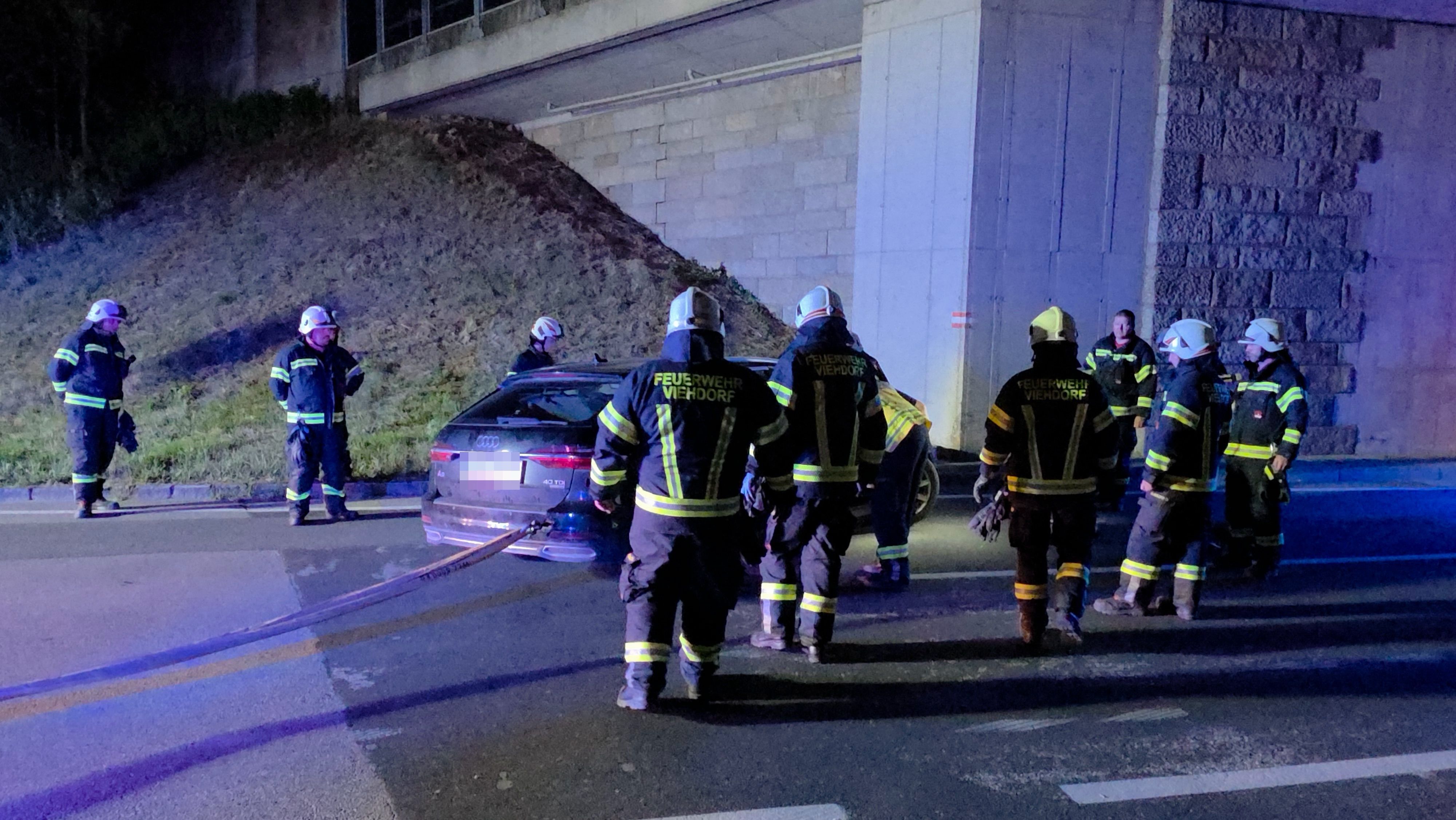 Ein Pkw kam am Montagabend von der Straße ab und krachte gegen einen Brückenpfeiler.