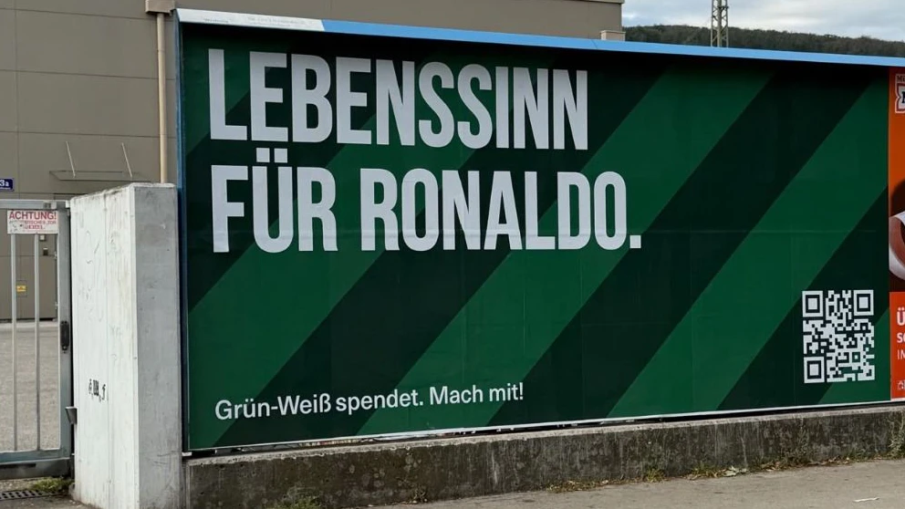 "Lebenssinn für Ronaldo" – das Plakat gegenüber des Allianz-Stadions von Rapid entpuppt sich als Spendenaktion des Roten Kreuzes.