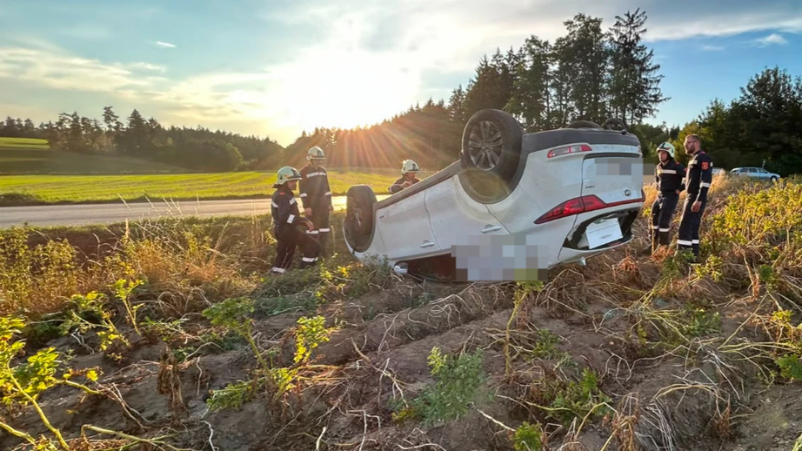 Der Pkw kam von der Fahrbahn ab, überschlug sich und blieb schließlich in einem angrenzenden Feld auf dem Dach liegen.