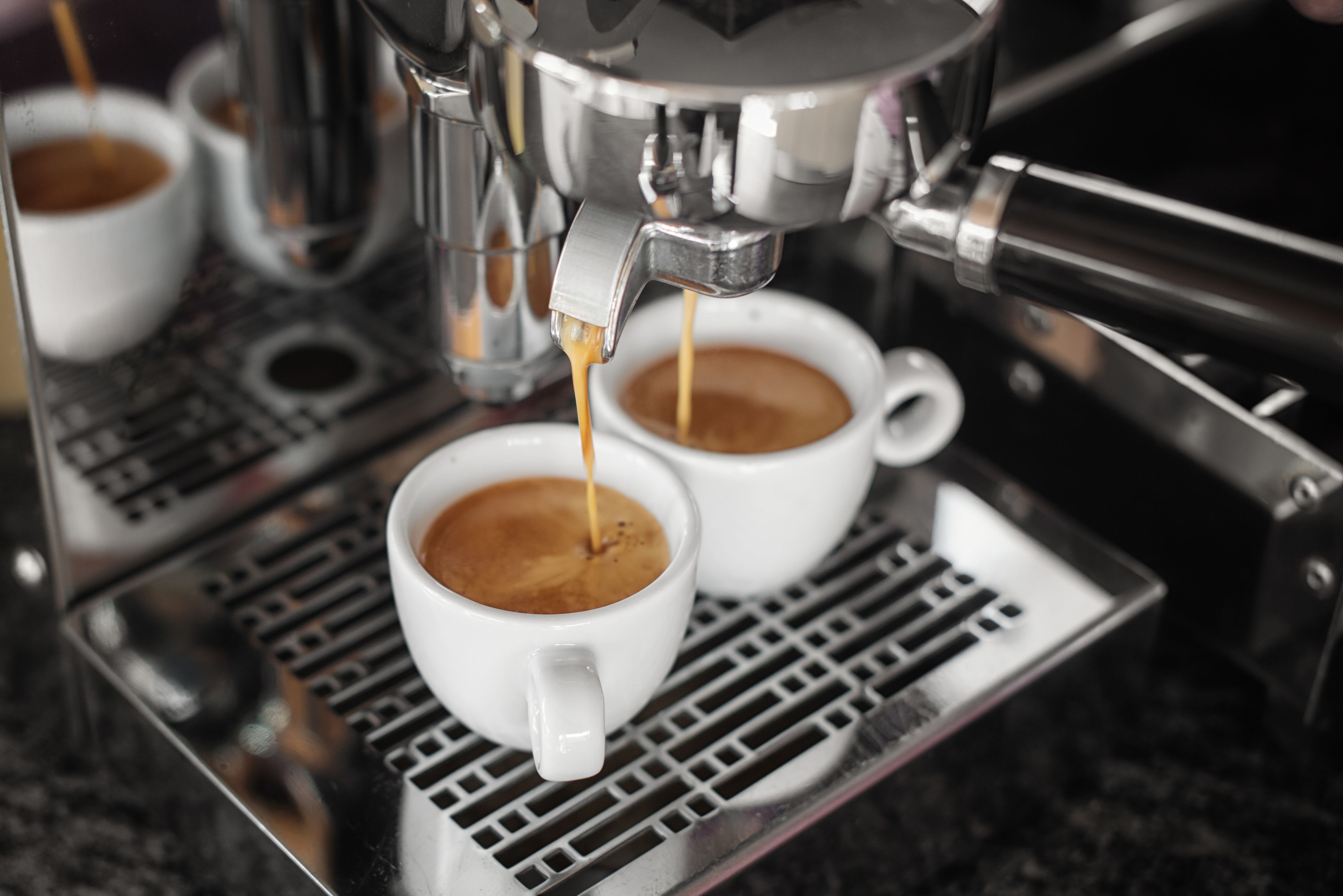 In einer kleinen Bar in Italien kostet ein Espresso weiterhin 70 Cent. (Symbolbild)