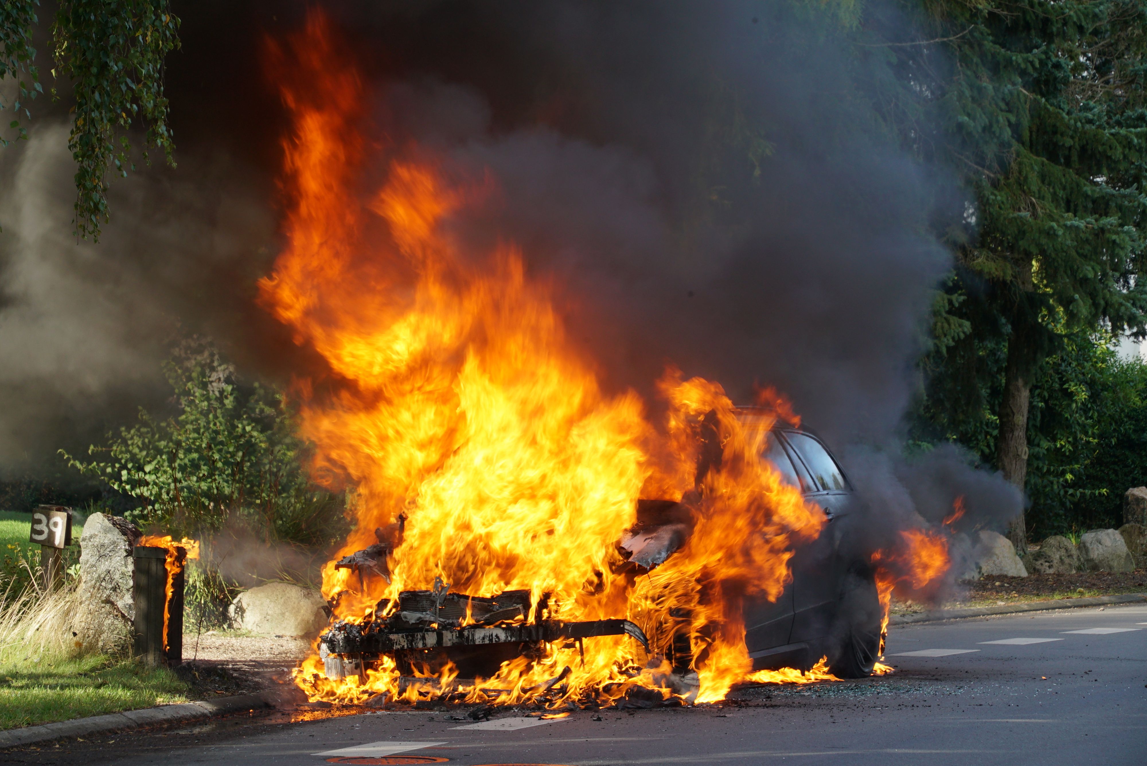 Das Fahrzeug brannte vollständig aus.
