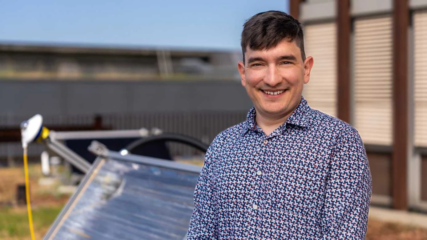 Luca Thommen vor seinem Solarthermie-Kollektor "SolarHeat".