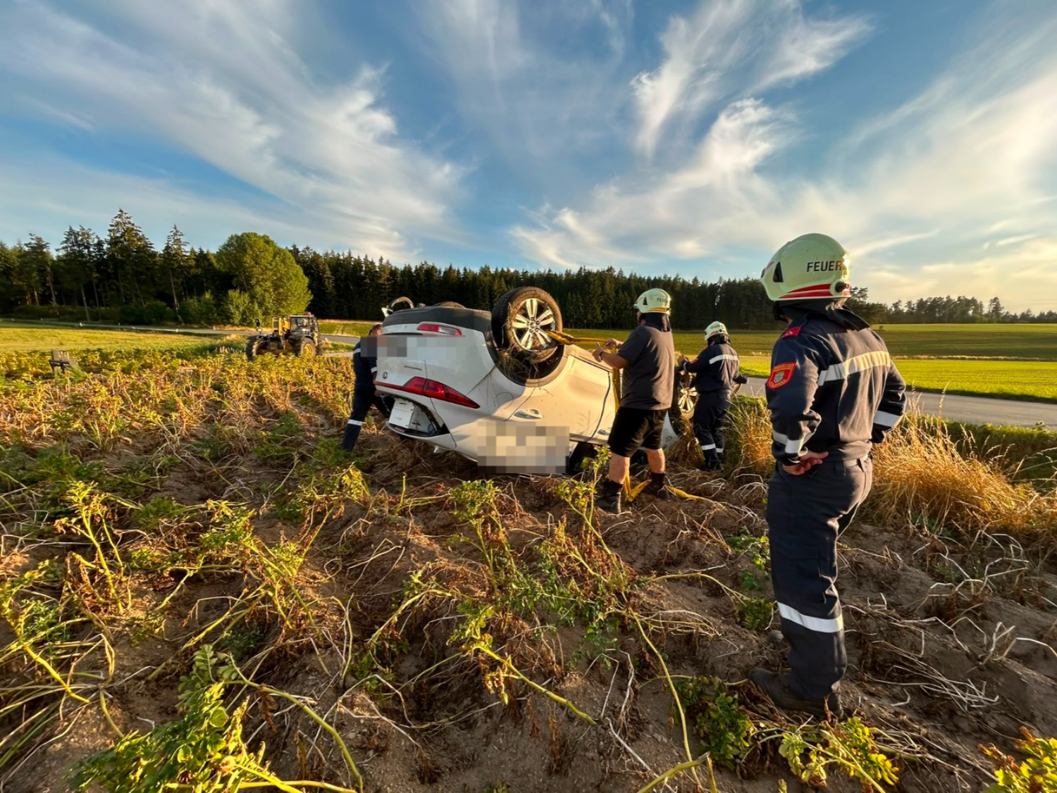 Der Pkw kam von der Fahrbahn ab, überschlug sich und blieb schließlich in einem angrenzenden Feld auf dem Dach liegen.