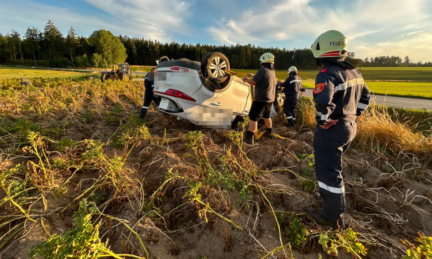 Heute.at - Alkoholisierter Pkw-Lenker landet im Feld auf Autodach