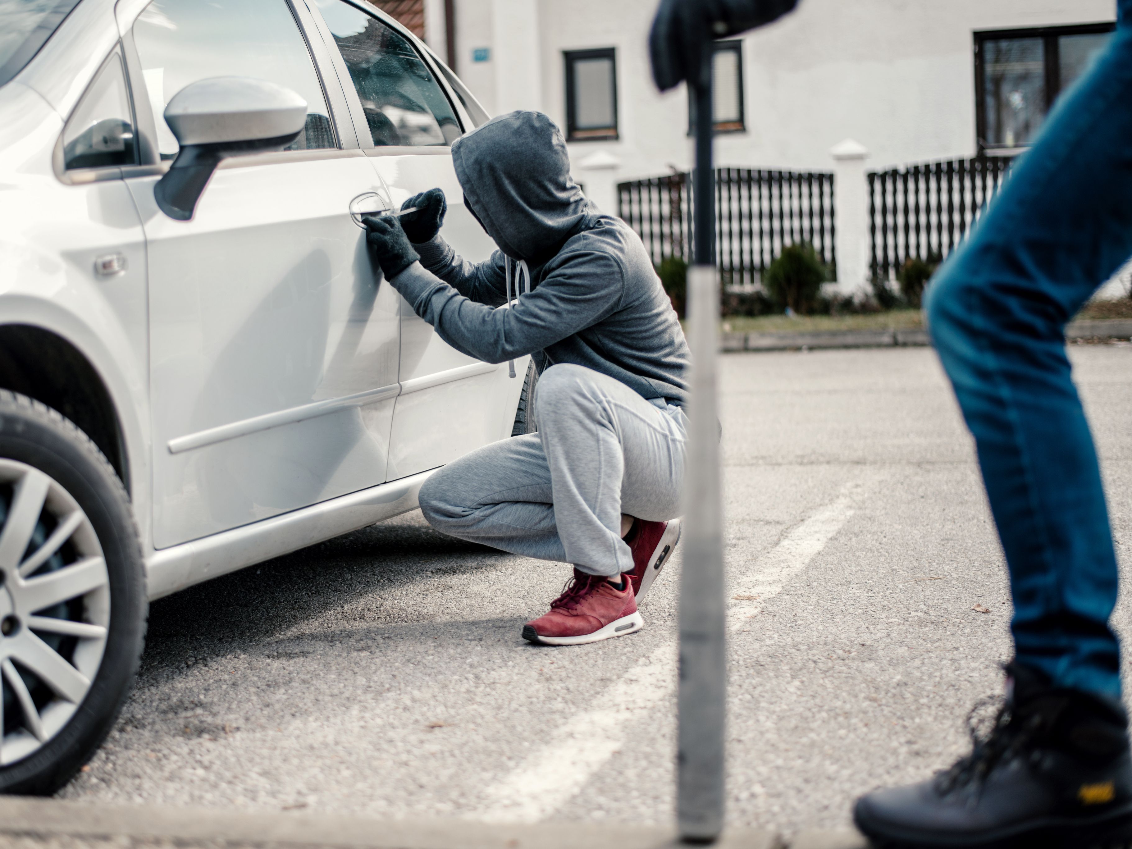 Der Autobesitzer bemerkte den mutmaßlichen Einbruch und sprach den 24-Jährigen darauf an.
