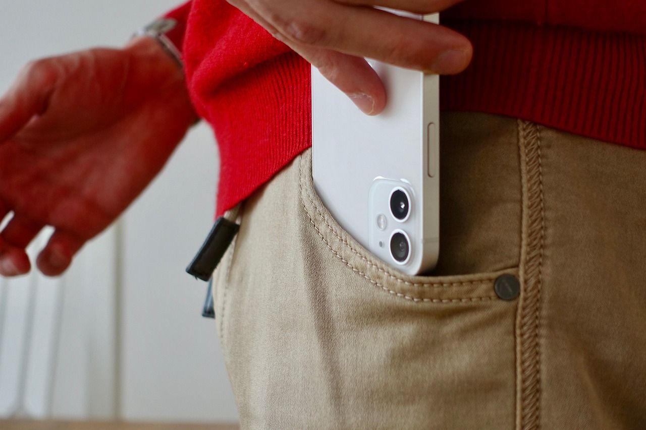 iPhone in der Tasche