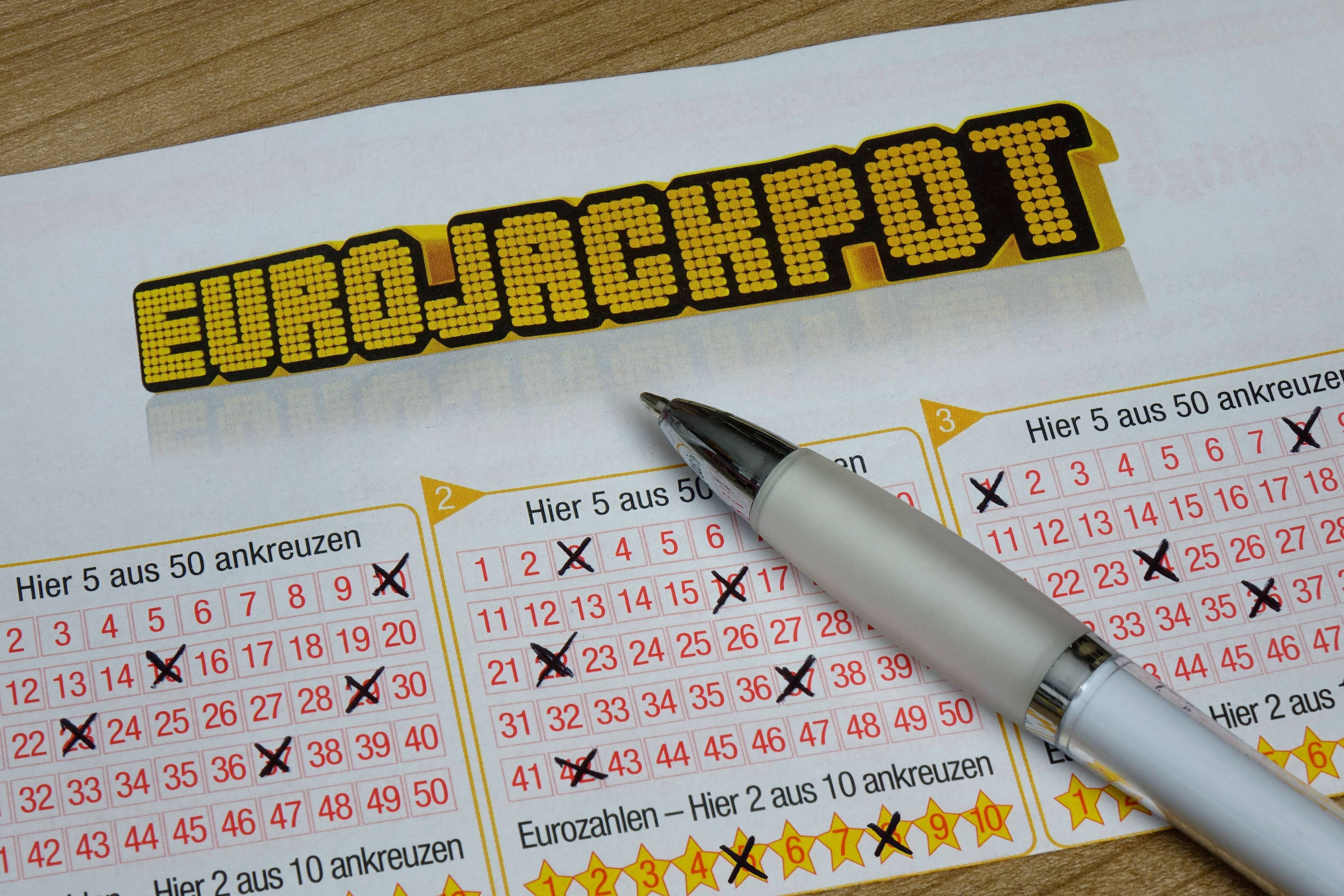 Auf einem Lottoschein für den Eurojackpot liegt ein Kugelschreiber
