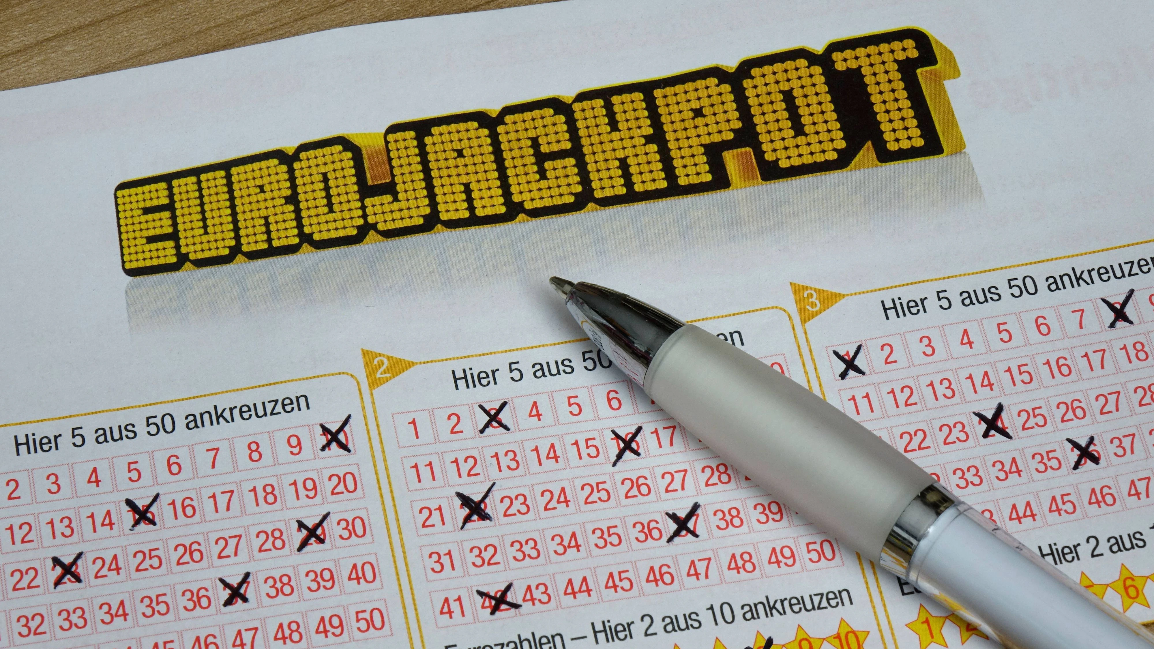 Auf einem Lottoschein für den Eurojackpot liegt ein Kugelschreiber