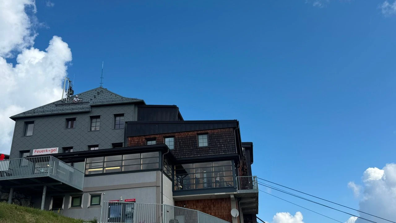 Am Feuerkogel steht alles im Zeichen der Modernisierung: Bei idealem Wetter wurde die Richtfunkstation bei der Bergstation mit neuester Funktechnik ausgerüstet.