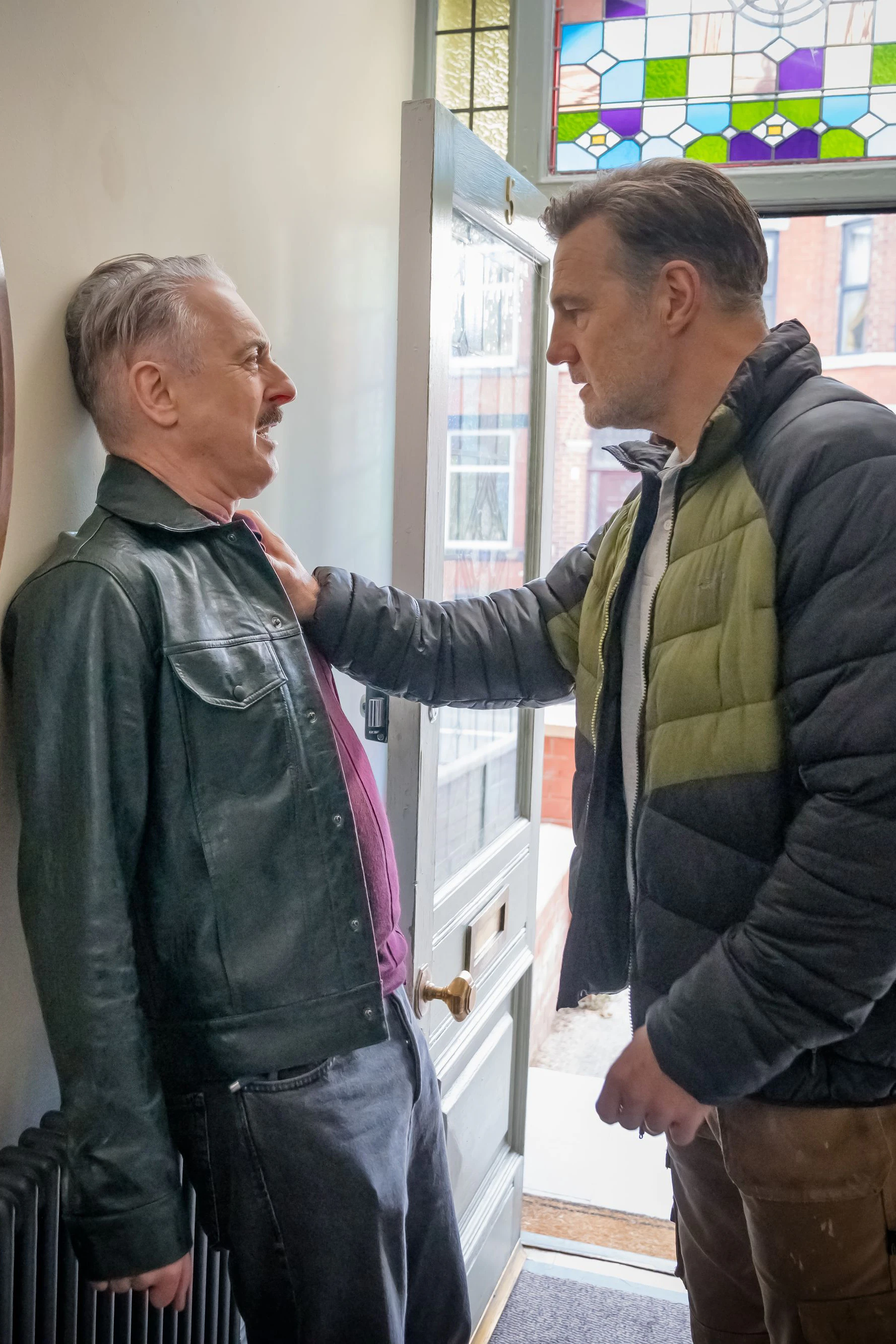 Leo (Alan Cumming, l.) und Clive (David Morrissey) sind seit 14 Jahren Nachbarn, haben sich aber trotzdem nur wenig Freundliches zu sagen