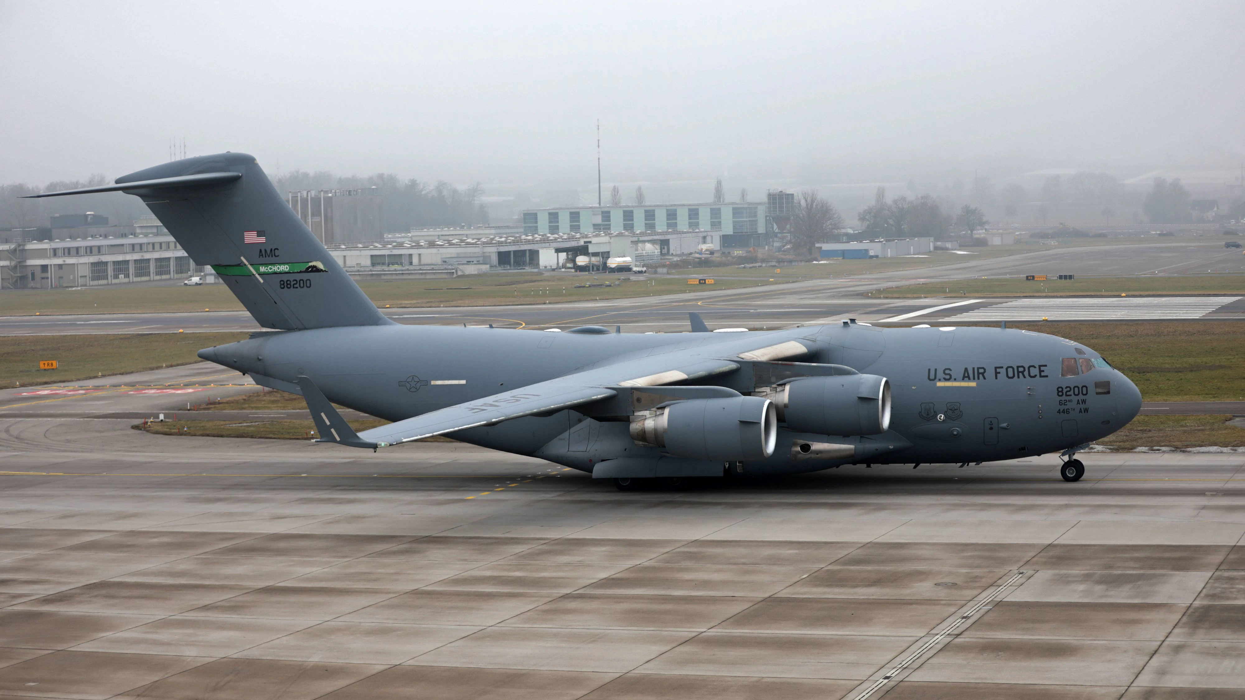 Heute.at - US-Militärflieger in Moskau – jetzt taucht Kolonne auf