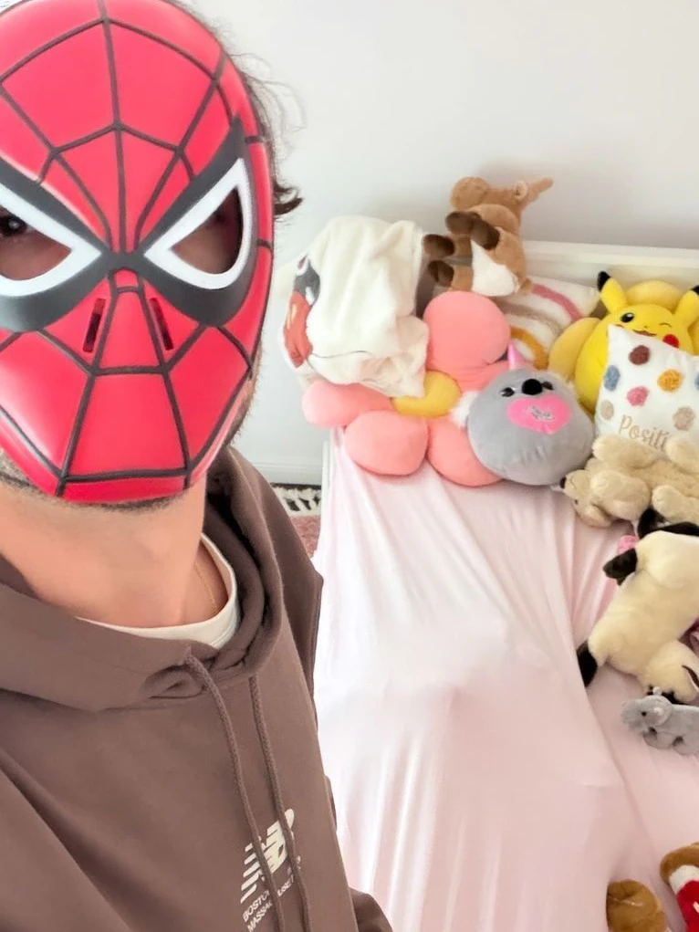 In seiner Instagram-Story teilte der Schauspieler nun eine Aufnahme, auf der er selbst eine Spider-Man-Maske trägt. Im Hintergrund ist ein Kinderbett zu sehen, dort scheint sich die Kleine beim Versteckspiel unter ihrem Bettlaken verkrochen zu haben.