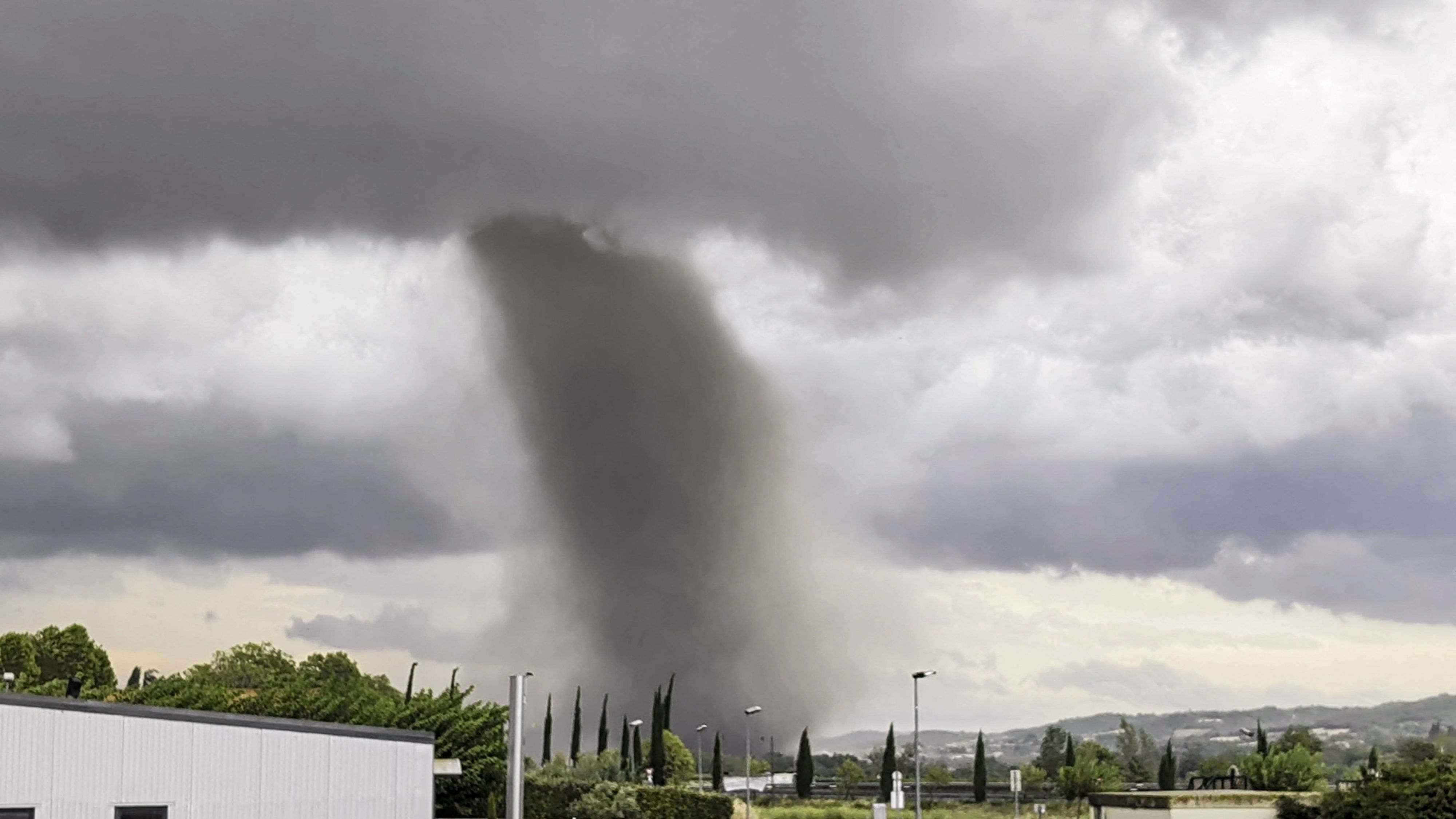 Ein Tornado hat im Südwesten Frankreichs schwere Schäden verursacht. 