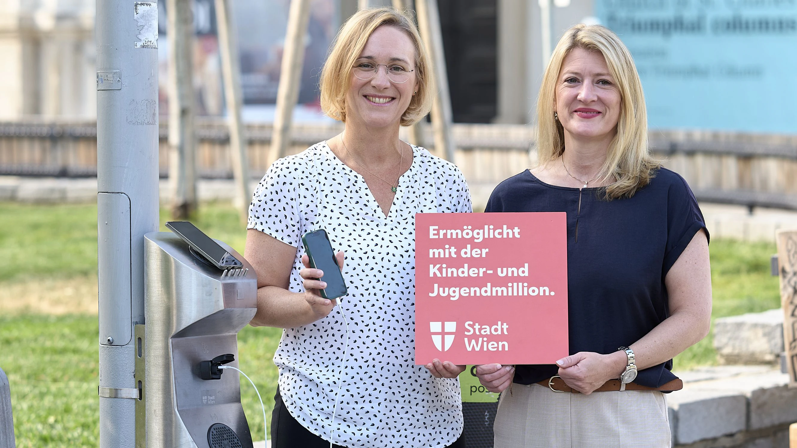 Bezirksvorsteherin Lea Halbwidl (SP) und Vizebürgermeisterin Bettina Emmerling (Neos) mit der Ladestation.