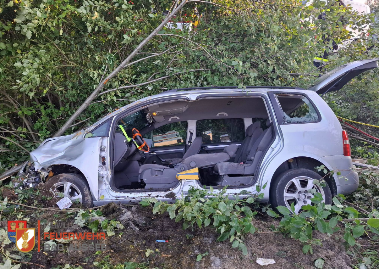 Der Pkw wurde bei dem Unfall schwer beschädigt.