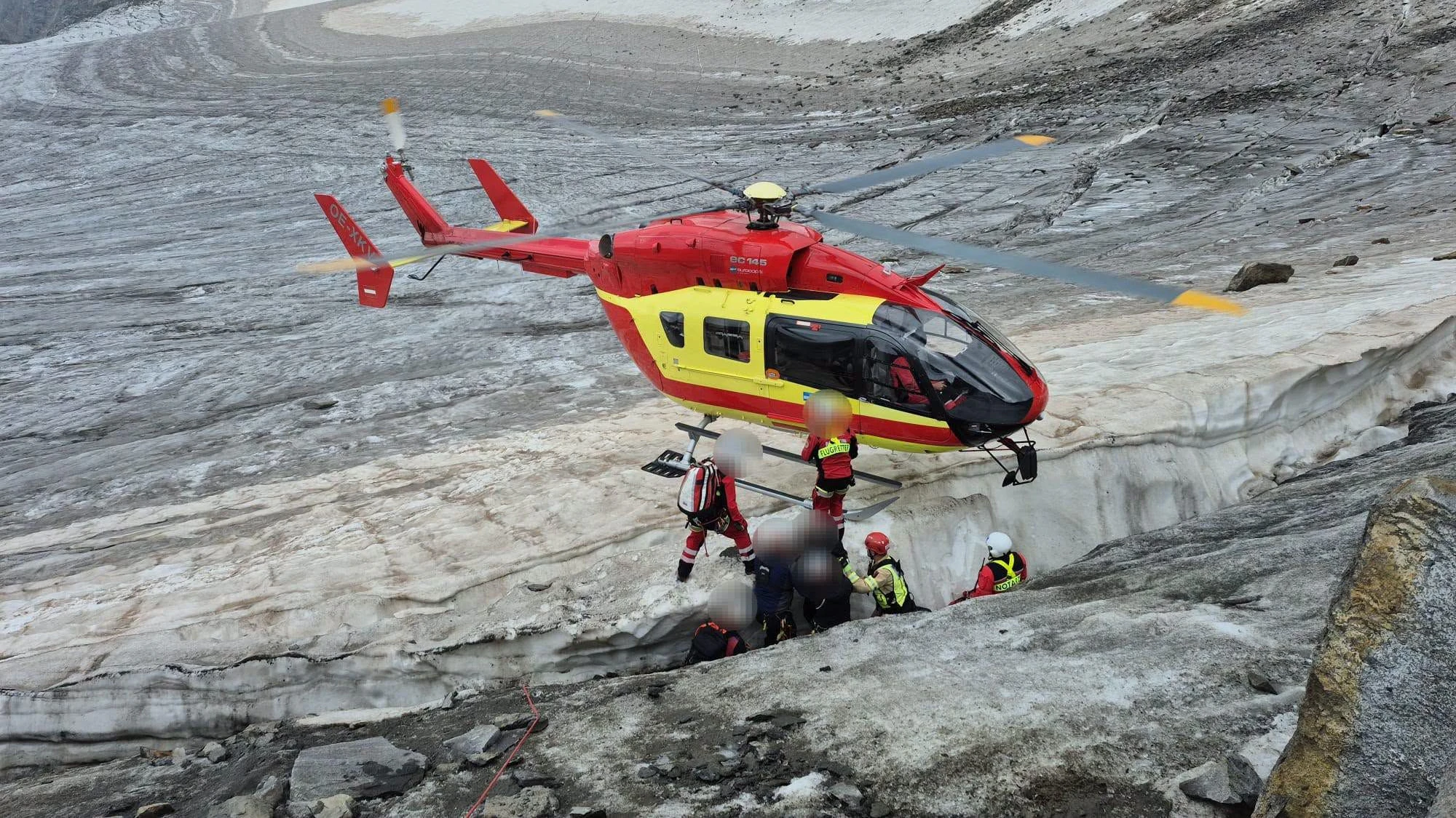 Am 24. August 2026 wurde die Feuerwehr Neustift zu einem anspruchsvollen Rettungseinsatz auf den Sulzenauferner alarmiert. Eine Person war in eine Gletscherspalte gestürzt und wurde zusätzlich von einem rund 200 bis 300 Kilo schweren Stein eingeklemmt.