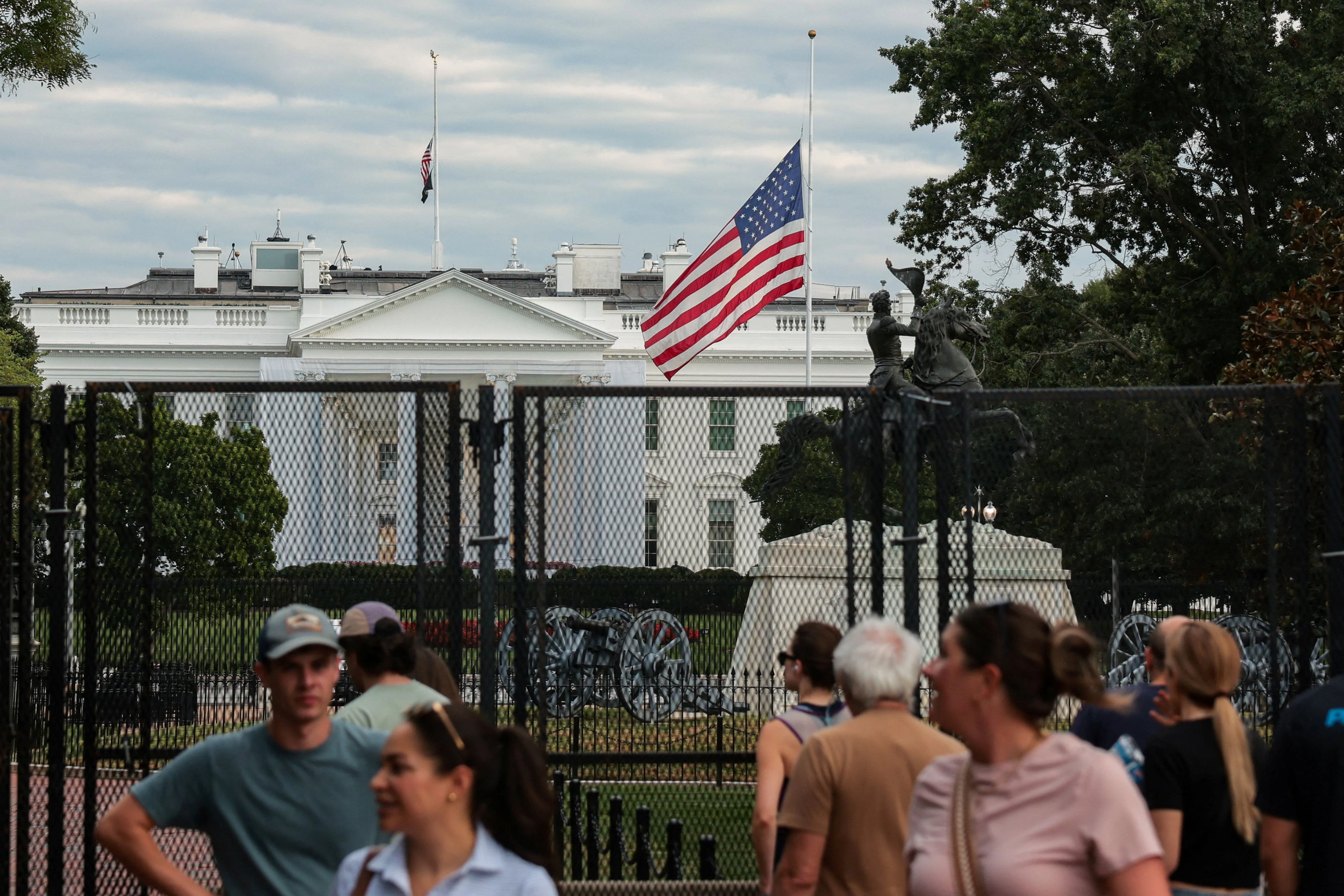 Am Weißen Haus und im ganzen Land wehen die Fahnen im Andenken an die Sängerin eine Woche lang auf Halbmast, hat Präsident Donald Trump verfügt