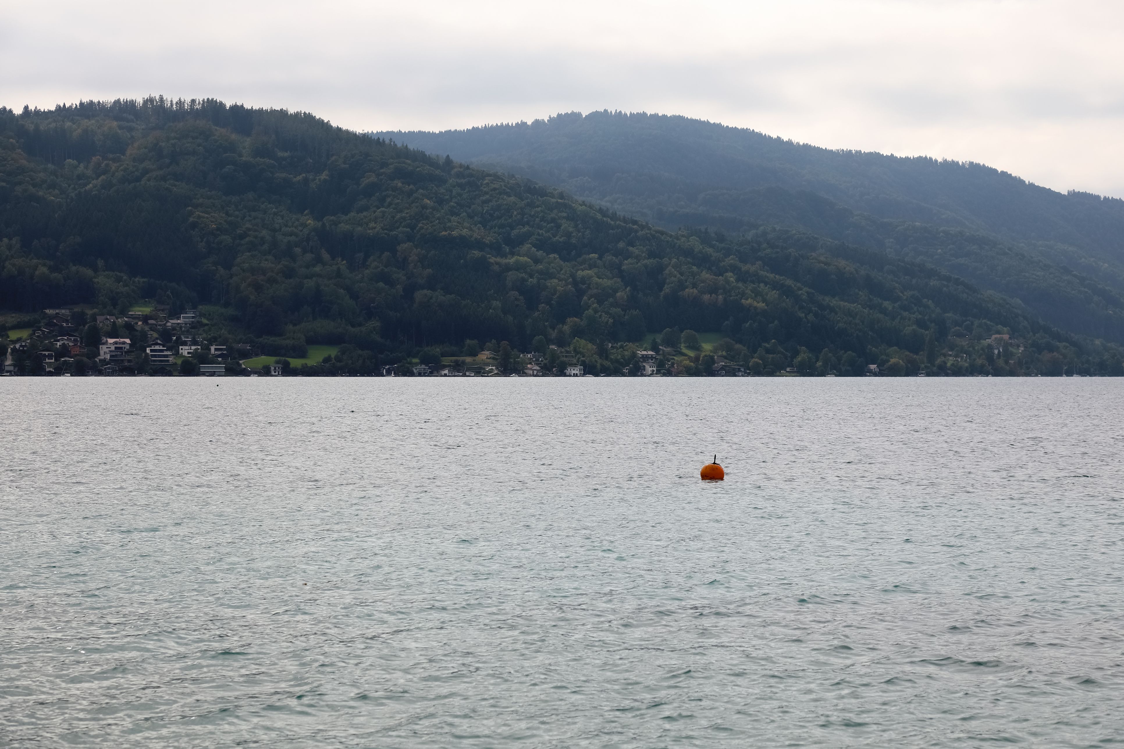 Der Großeinsatz am Attersee dauert weiter an. (Symbolbild)