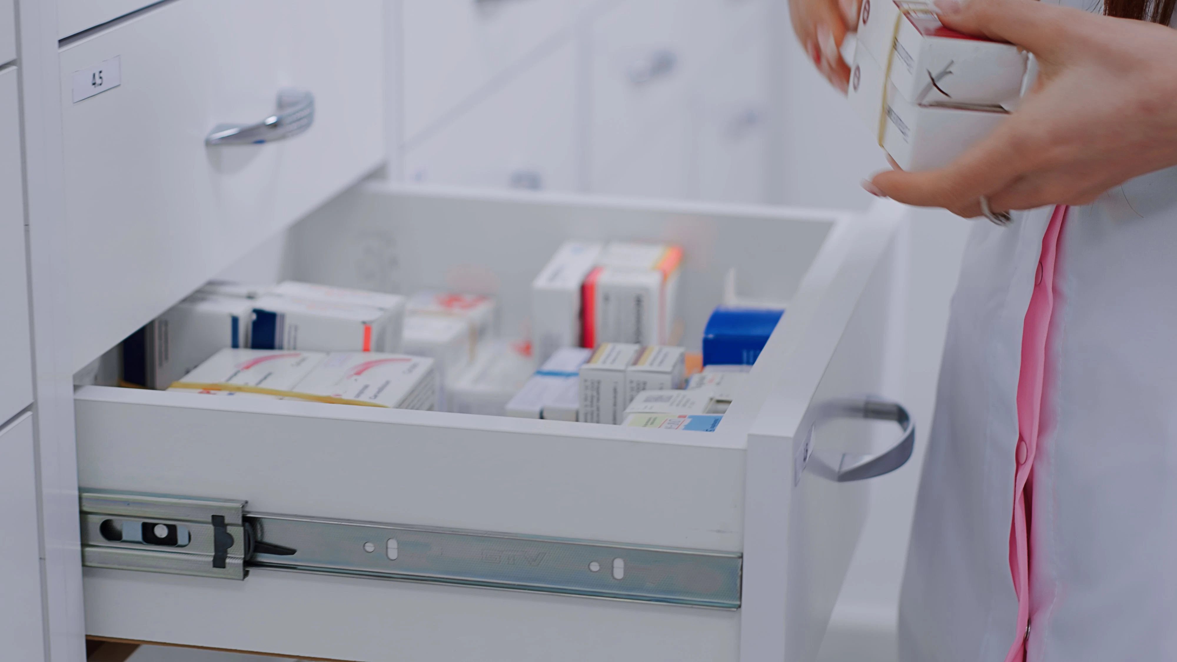 Sollen Ärzte Medikamente direkt in ihren Ordinationen an die Patienten abgeben dürfen? Darüber ist ein Streit entbrannt.