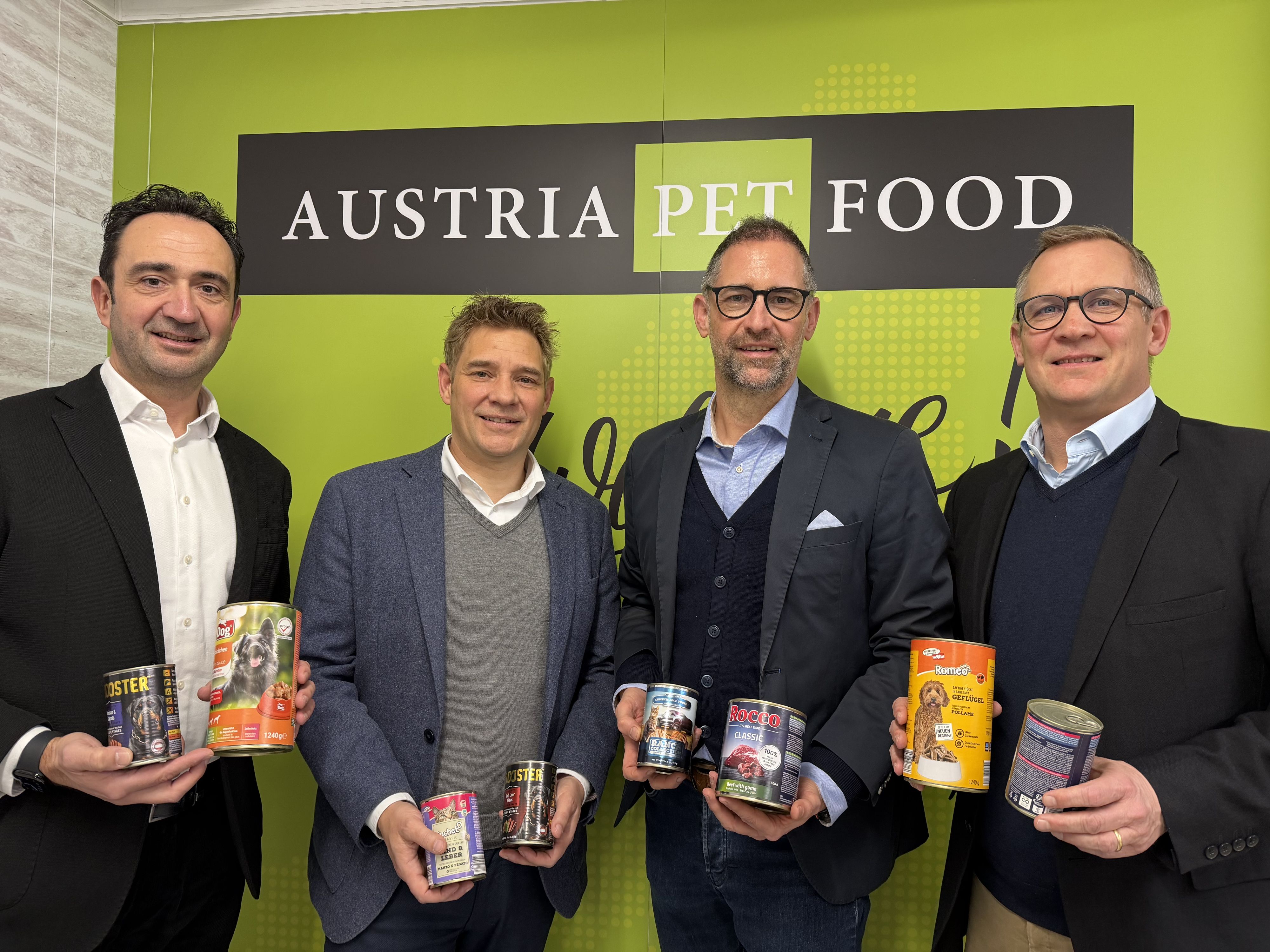 Klaus Stinakovits (links) und Georg Schönbauer (rechts) von der Wirtschafts-agentur Burgenland mit den APF-Geschäftsführern Andreas Obermayr und Bernd Berghofer.