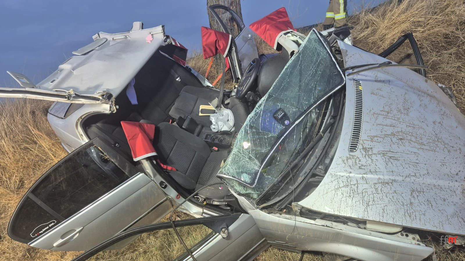 Heute.at - Schwerer Crash gegen Baum – Lenker muss befreit werden