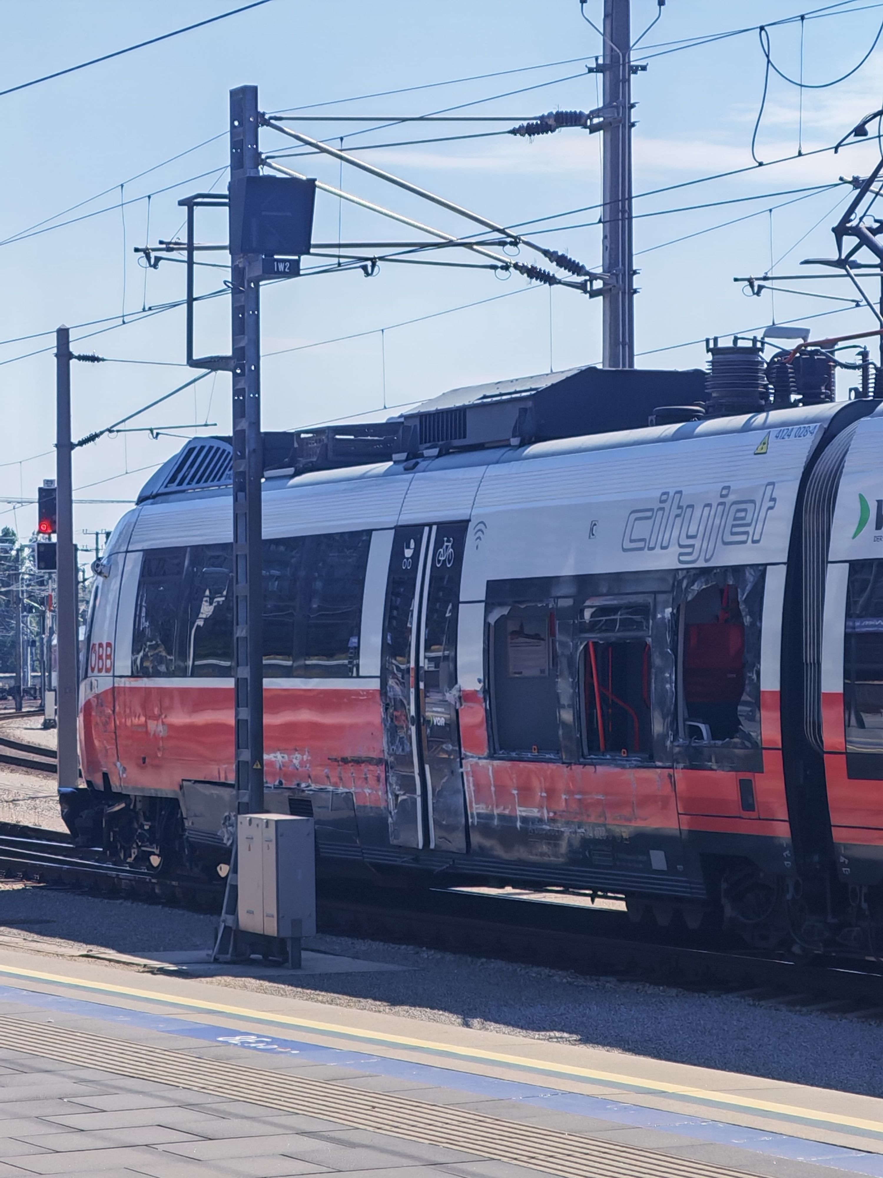 Heute.at - Zug nach Crash am Wiener Hauptbahnhof entgleist