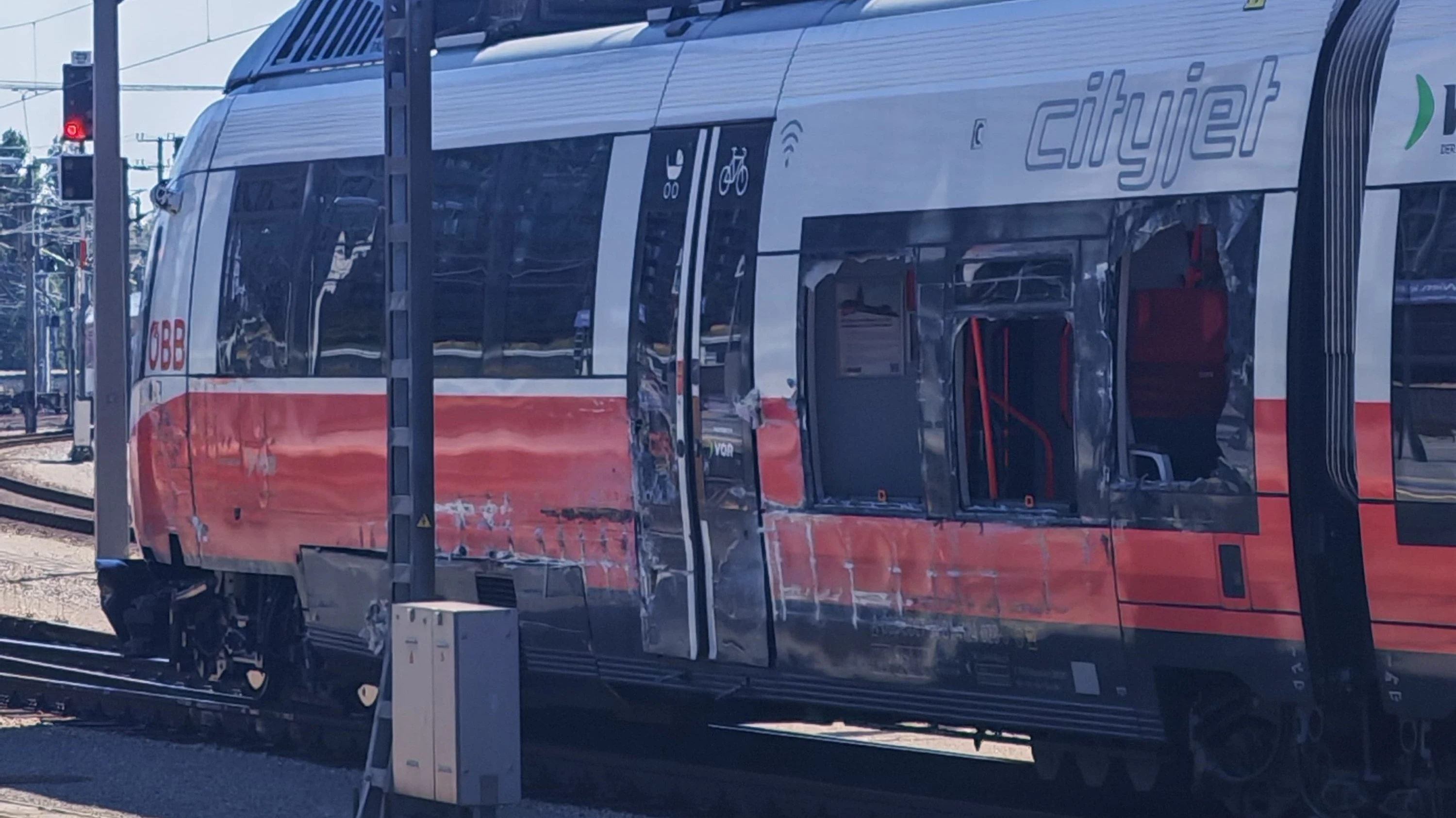 Heute.at - Zug nach Crash am Wiener Hauptbahnhof entgleist
