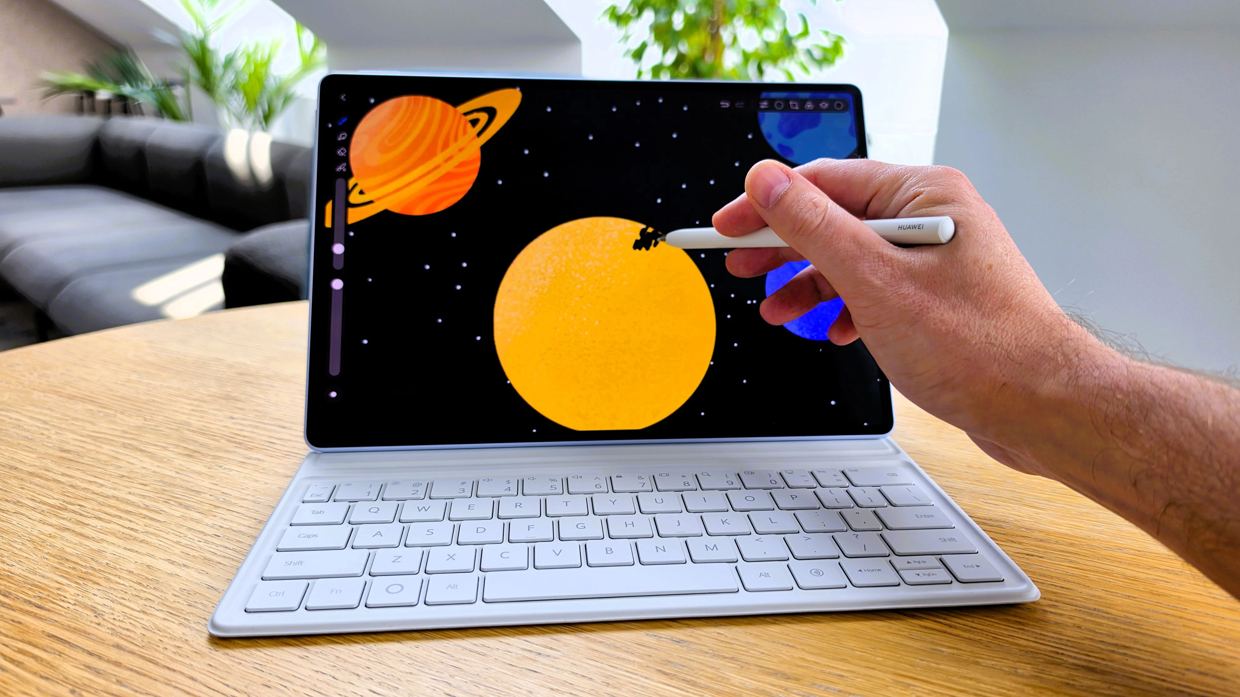Mit WPS Office, Huawei Notes, GoPaint und dem M-Pencil Pro eignet sich das MatePad Air besonders für mobiles Arbeiten.