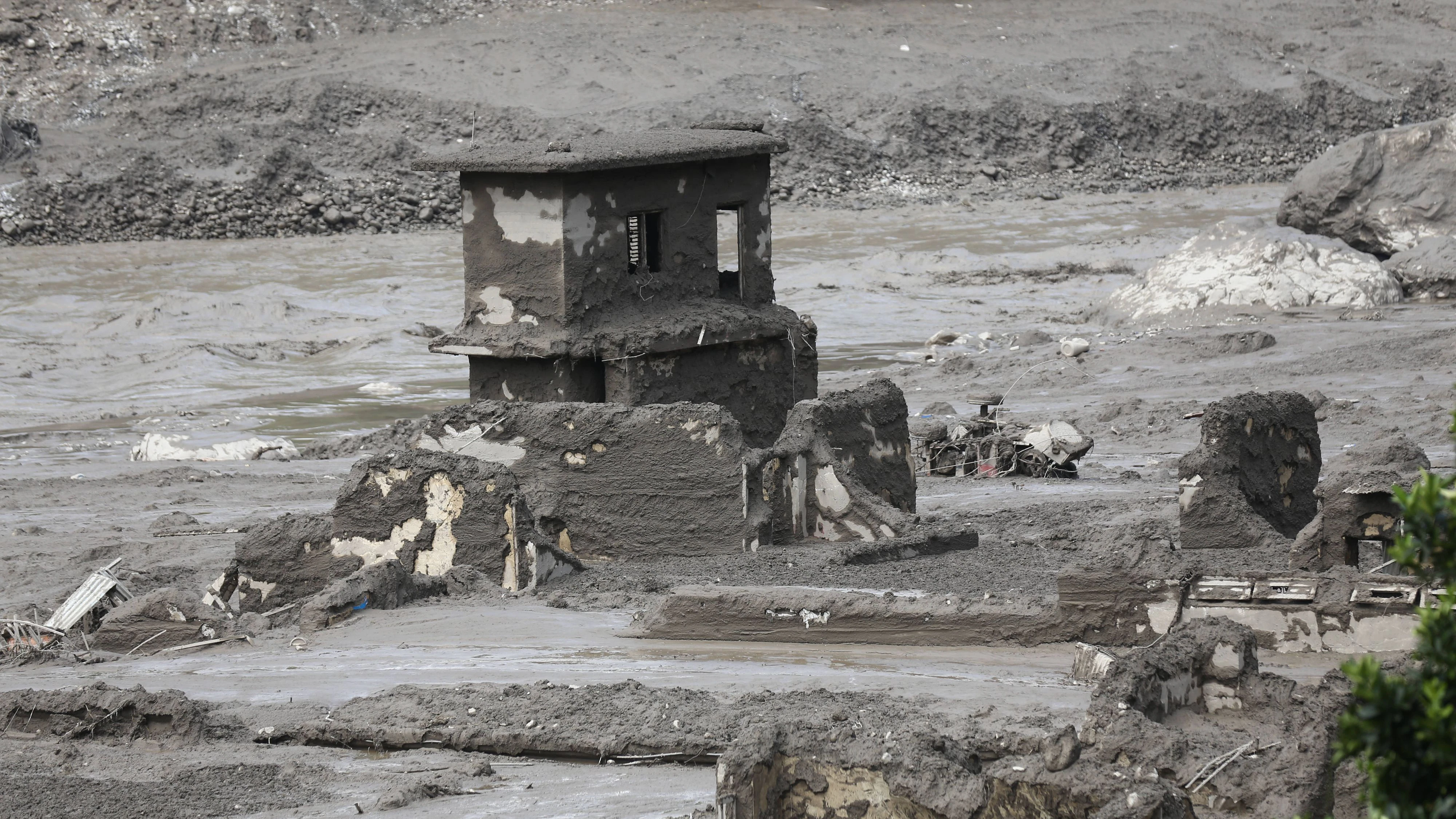 Ein durch Überschwemmungen beschädigter Abschnitt einer Autobahn in Nuwakot, Zentralnepal, nach dem Ausbruch eines Gletschersees in Tibet am 26. August 2026