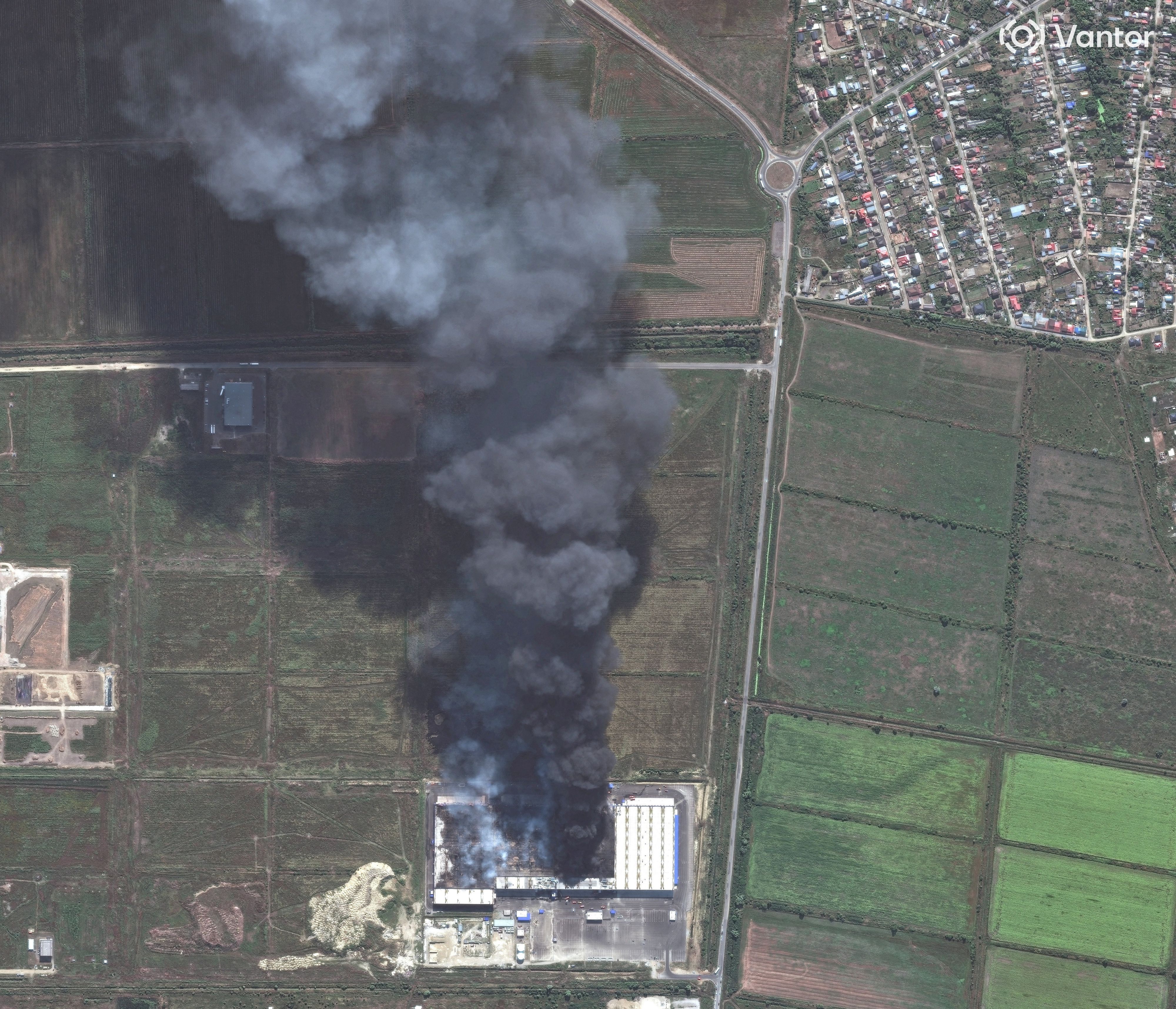 Ein Satellitenbild zeigt Rauch, der aus einem Lagerhaus von Ozon aufsteigt – während die Ukraine ihre Drohnenangriffe auf russische E-Commerce-Unternehmen ausweitet.