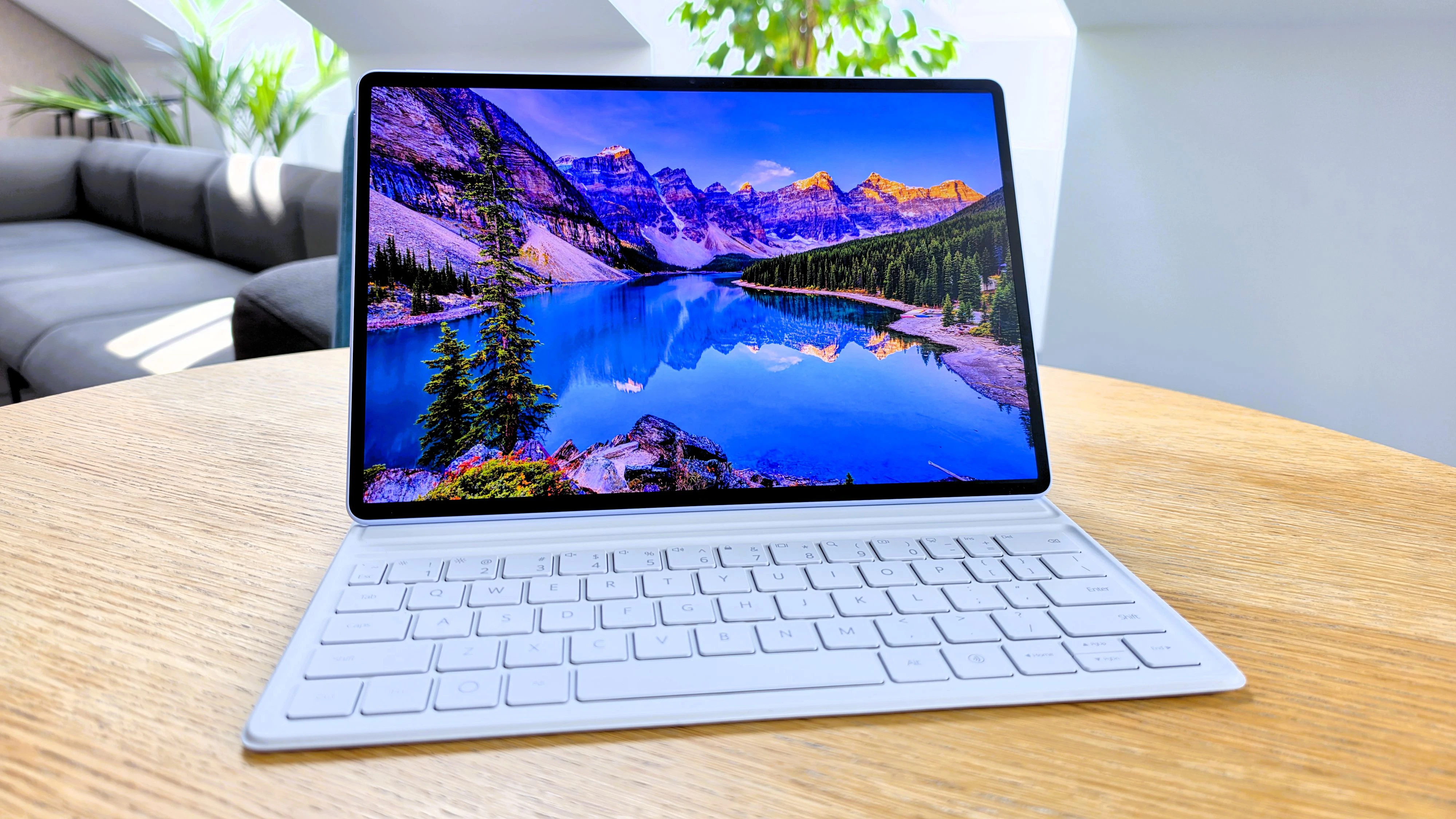 Das 2.800 x 1.840 Pixel große OLED-Display erreicht bis zu 144 Hz, die matte Oberfläche verindert Reflexionen.
