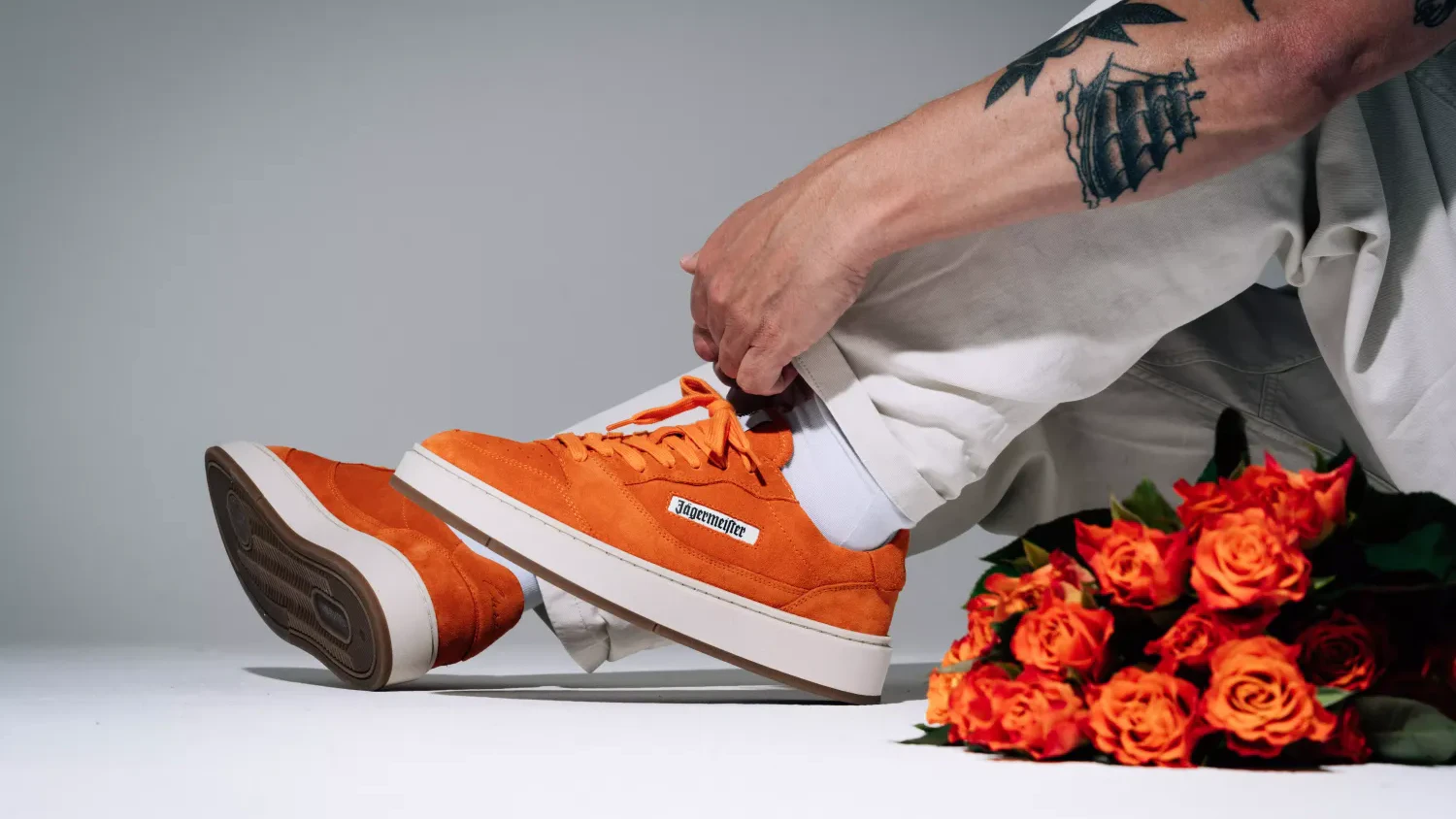 Die Schuhe kommen in weiß oder Orange.