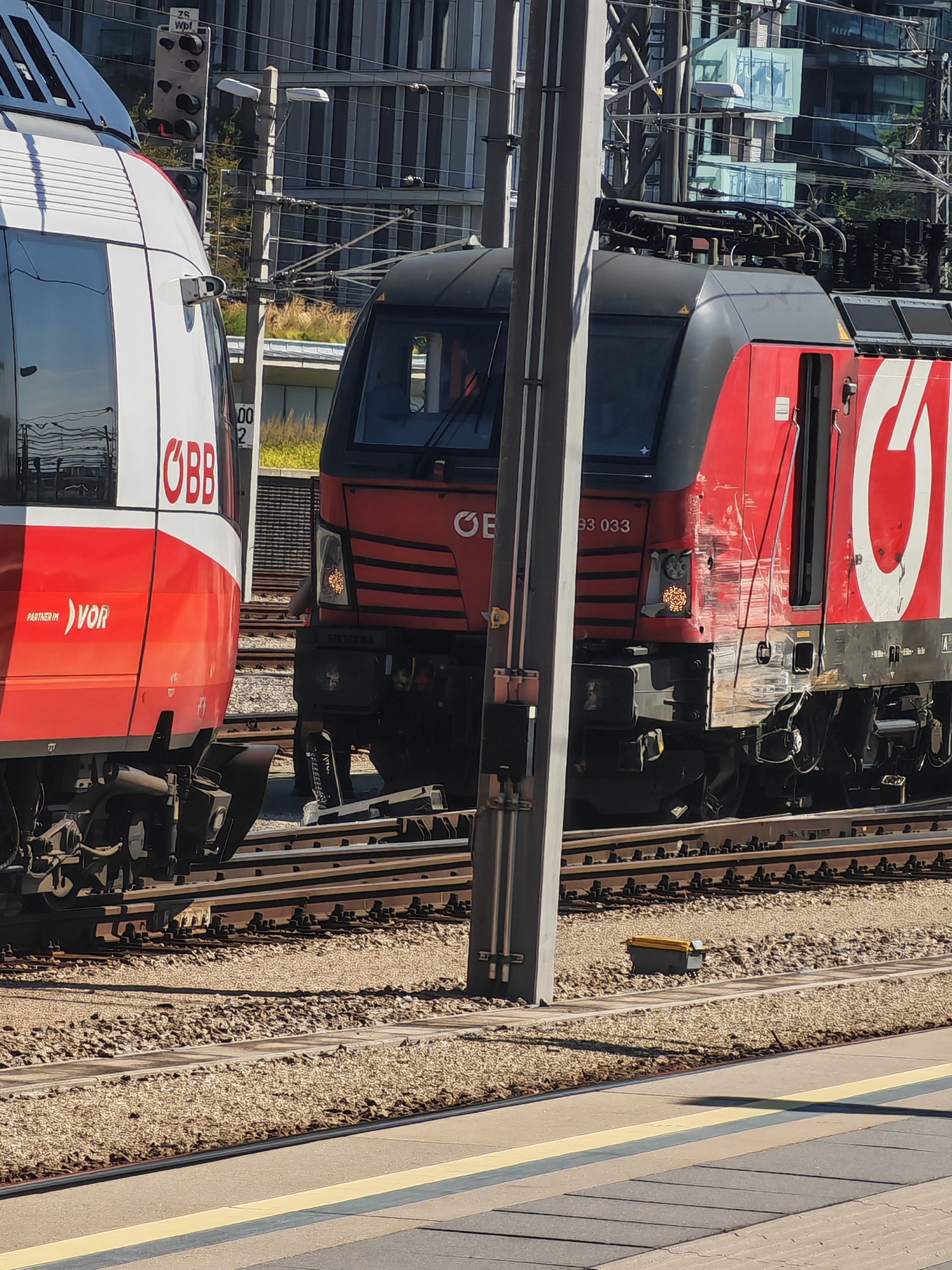 Ein Güterzug und ein Personenzug sind am Mittwoch zusammengestoßen. Auf der Strecke kommt es zu erheblichen Einschränkungen.