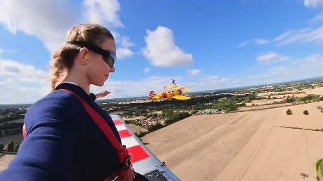 Sydney Sweeney auf Doppeldecker-Flugzeug.