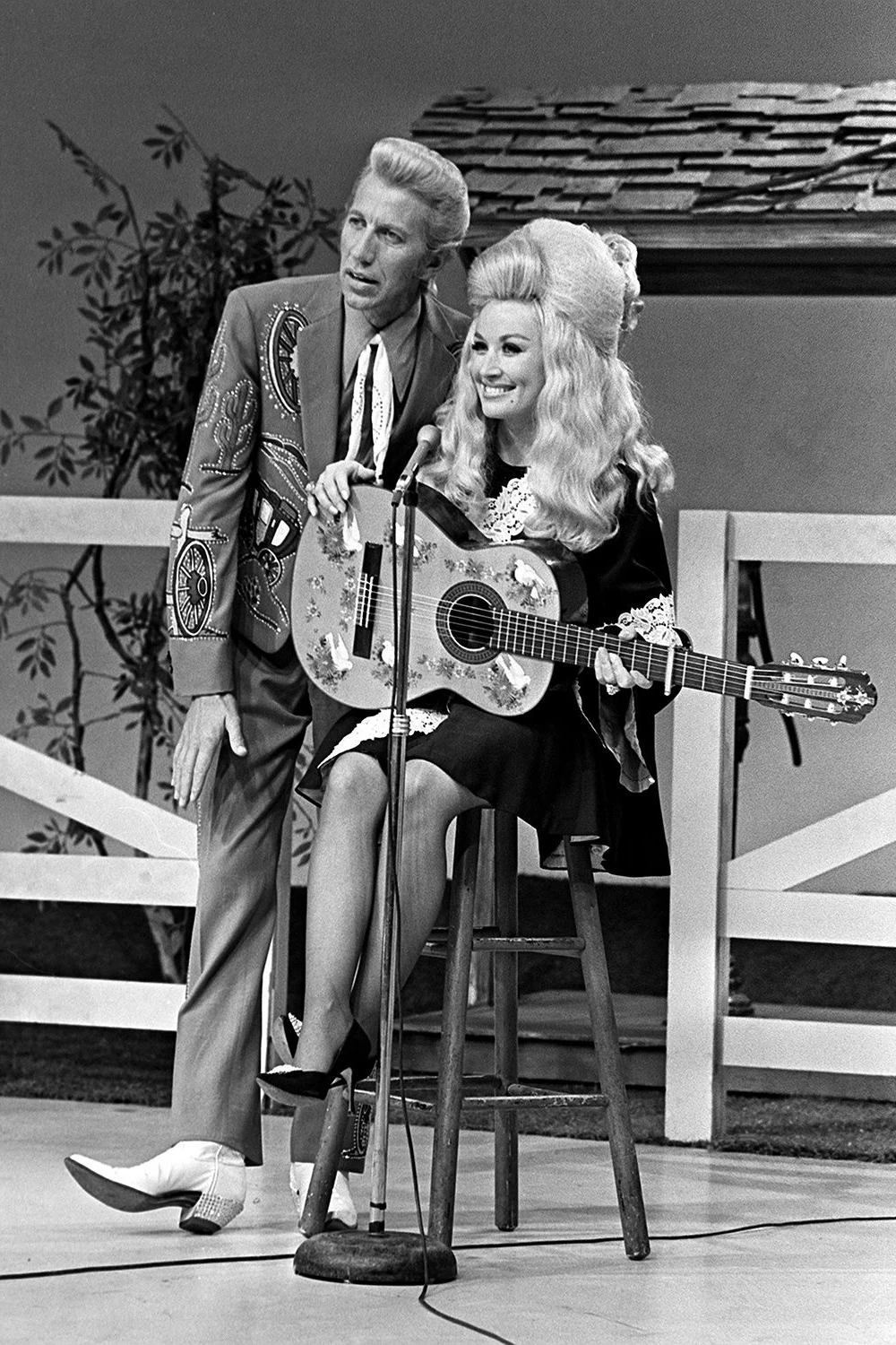 Dolly Parton 1970 mit ihrem ersten Bühnenpartner, dem Countrysänger Porter Wagoner. Als sie ihm über den Kopf wuchs, wurde er handgreiflich – und sie verließ ihn für eine Solo-Karriere