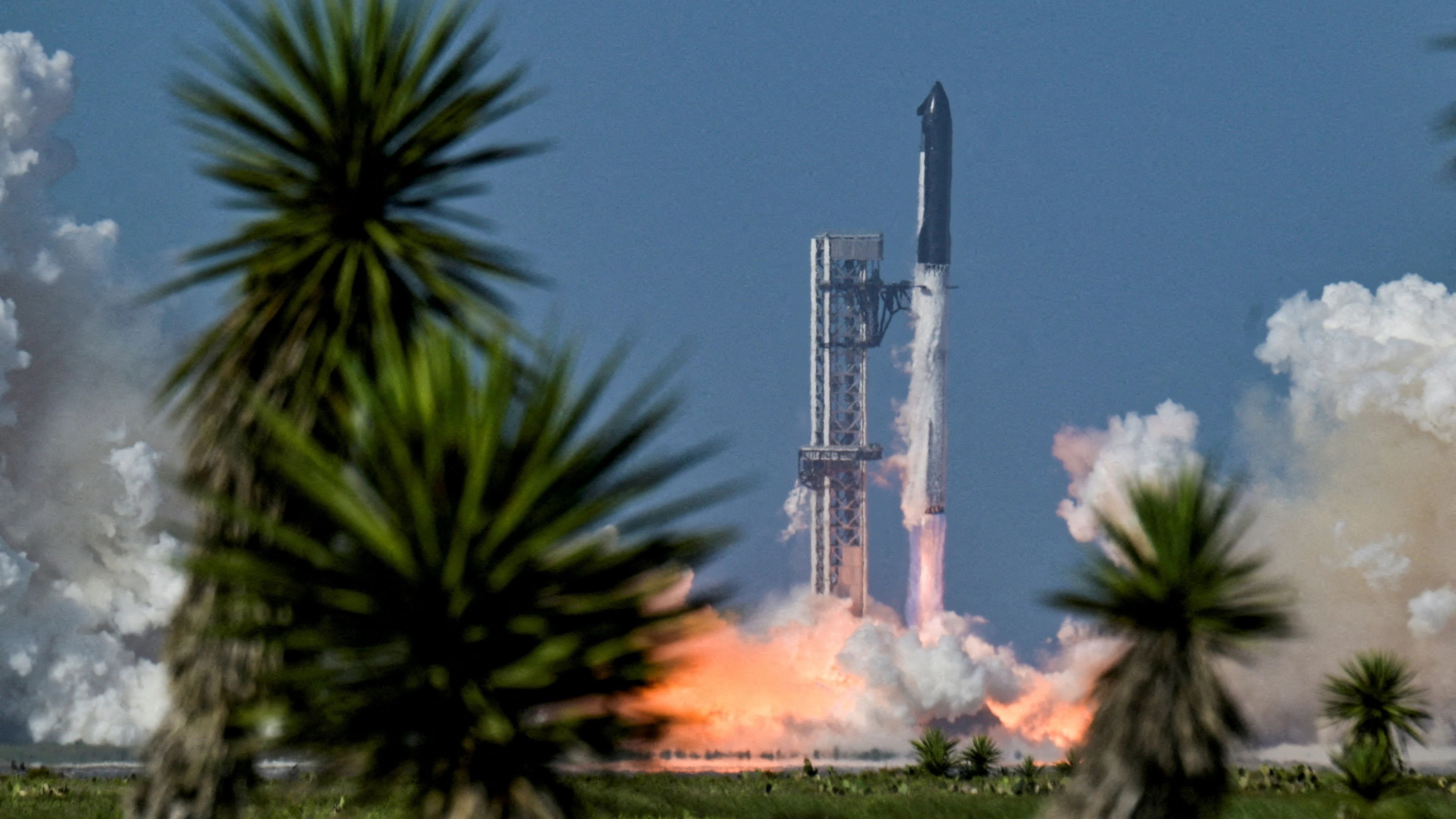 FILE PHOTO: The SpaceX Starship and Super Heavy v3 Booster lift off on its 13th test flight from the SpaceX launch complex in Starbase, Texas, U.S., July 24, 2026. REUTERS/Steve Nesius/File Photo