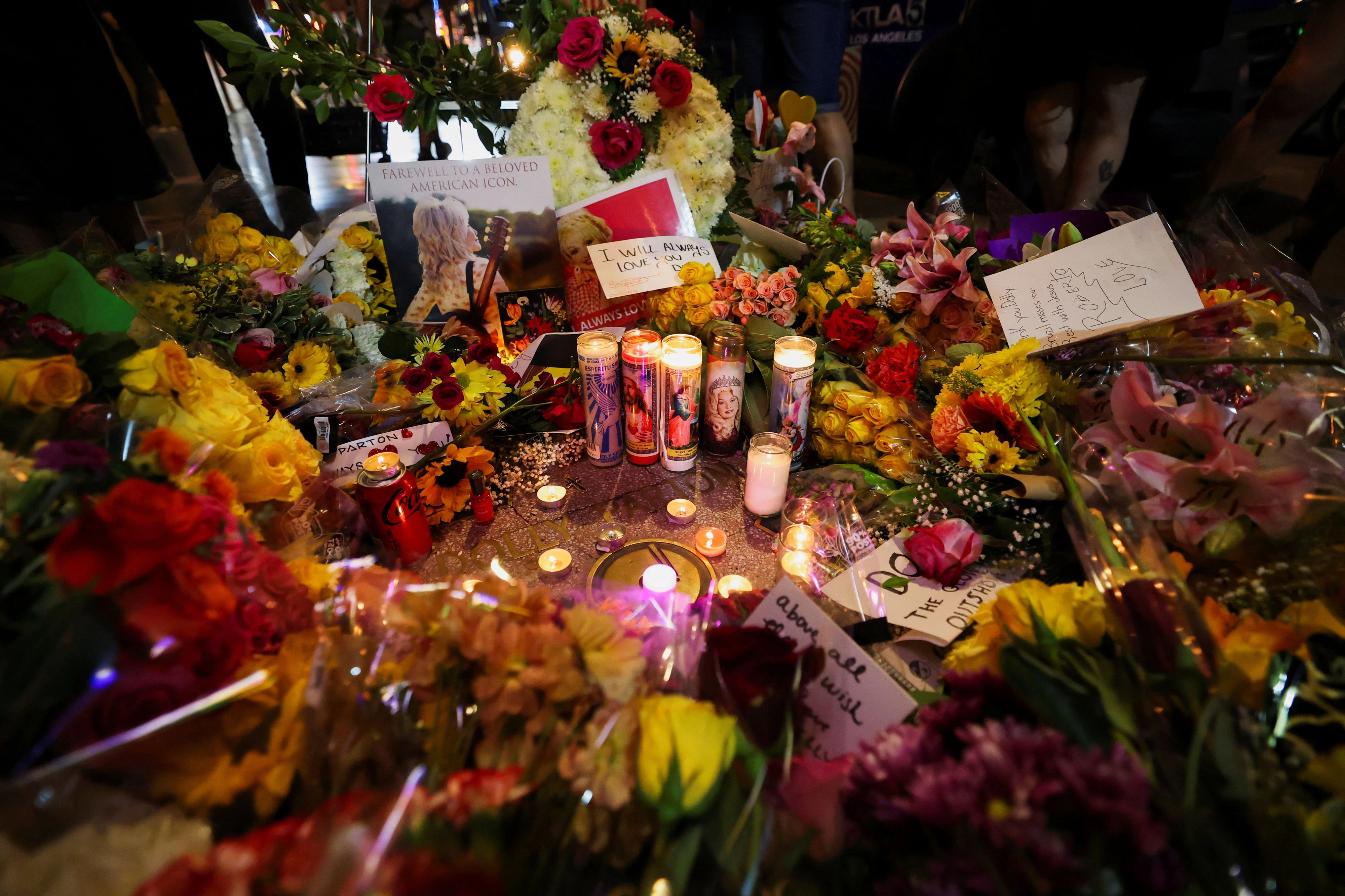 Wie hier am Walk of Fame in Hollywood legten Fans im ganzen Land Blumen und Kerzen für die Sängerin nieder