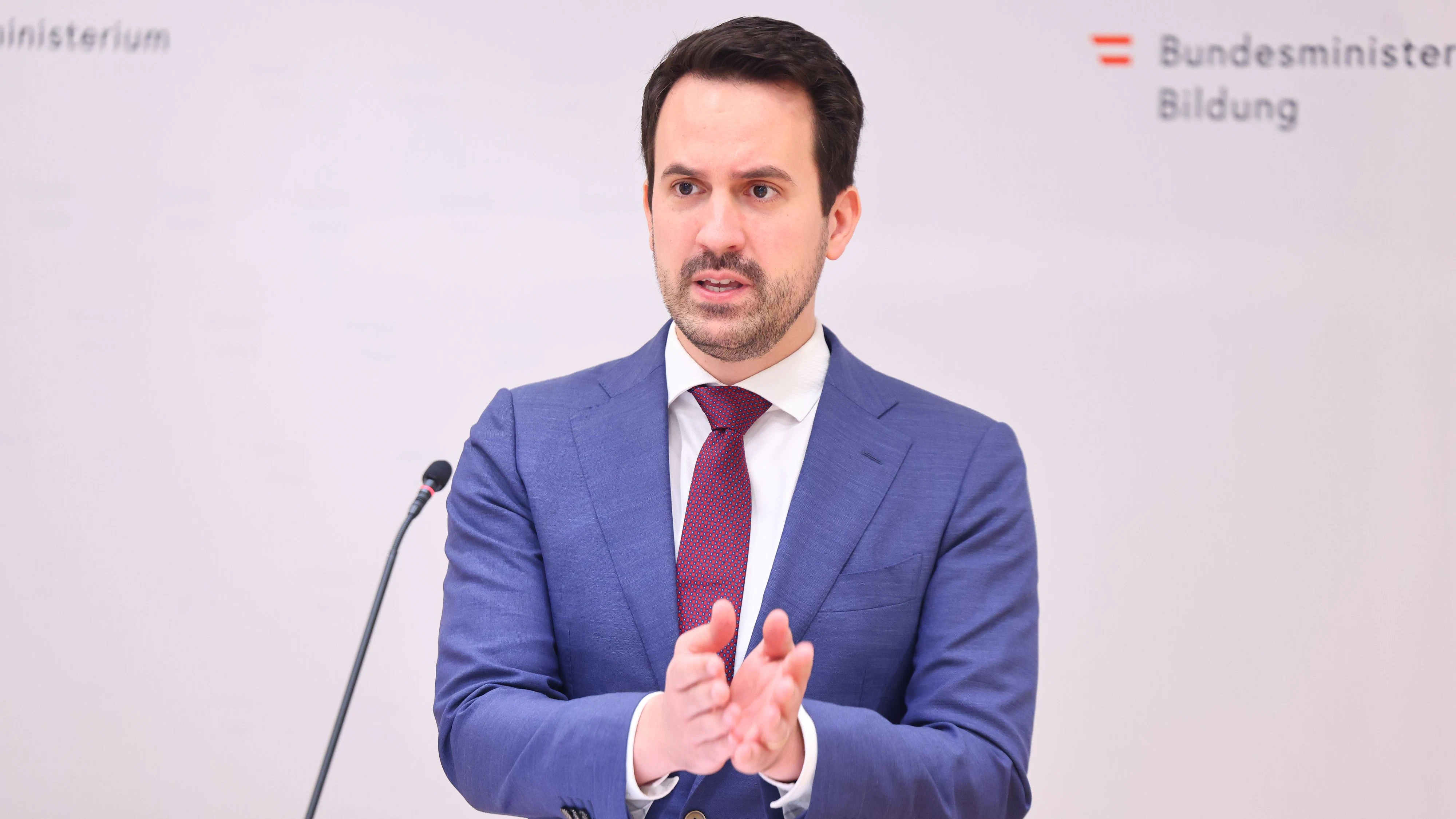 Bildungsminister Christoph Wiederkehr (Neos) nennt zehn Projekte, mit denen die Situation an den Schulen jetzt verbessert werde.