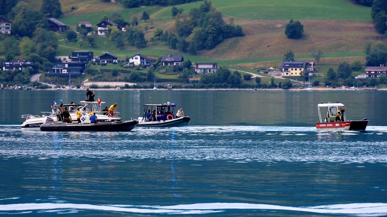 Wasserrettung und Feuerwehren sind seit dem späten Vormittag auf der Suche nach dem Flugzeug.