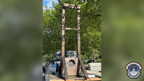 Die Polizei beschlagnahmte die Guillotine. 