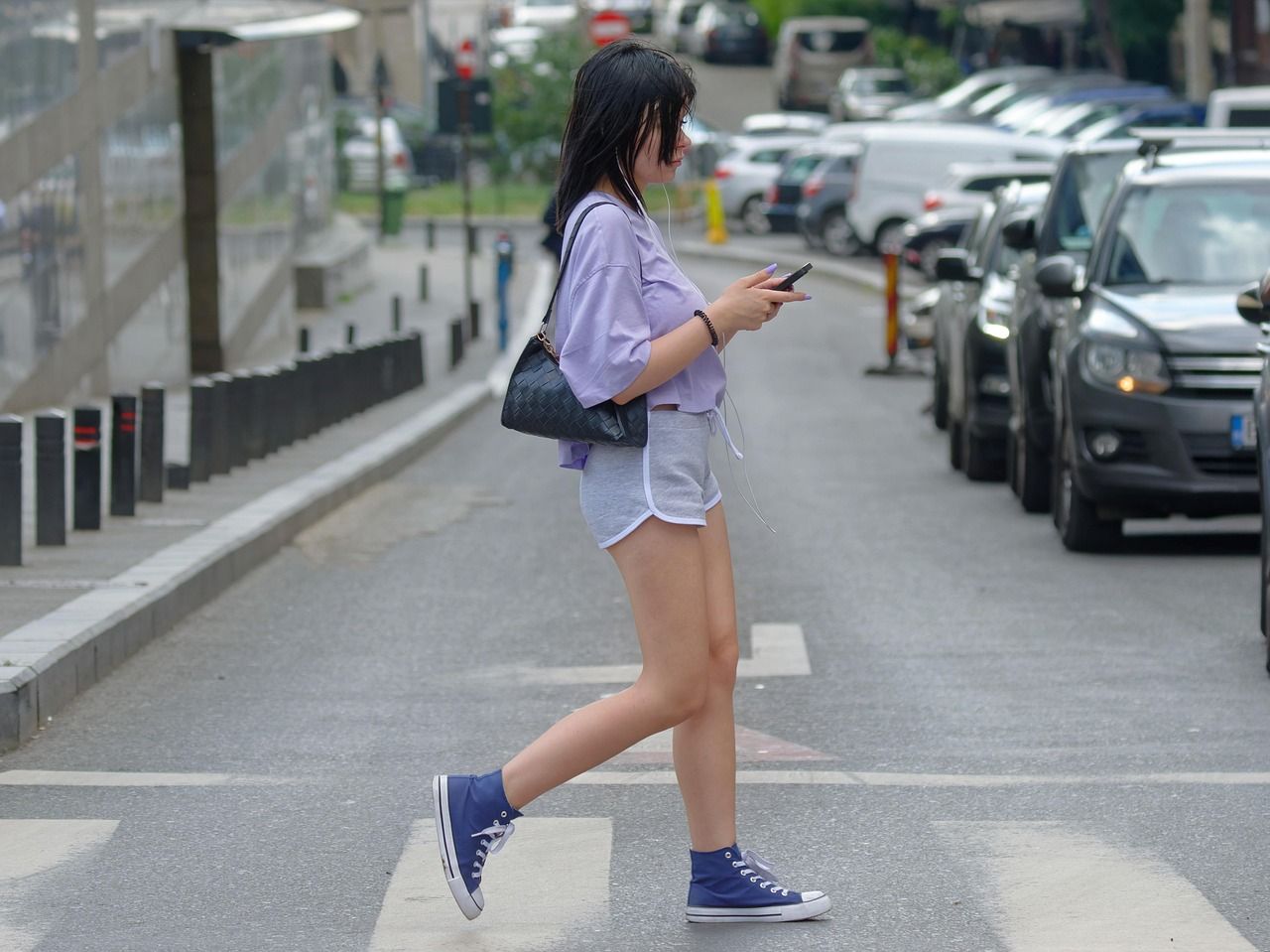 Fußgängerin mit Handy auf der Straße