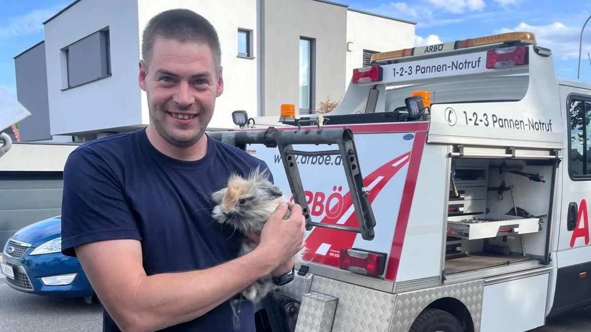 ARBÖ-Techniker Benjamin Bitter befreite das Häschen aus dem Motorraum.