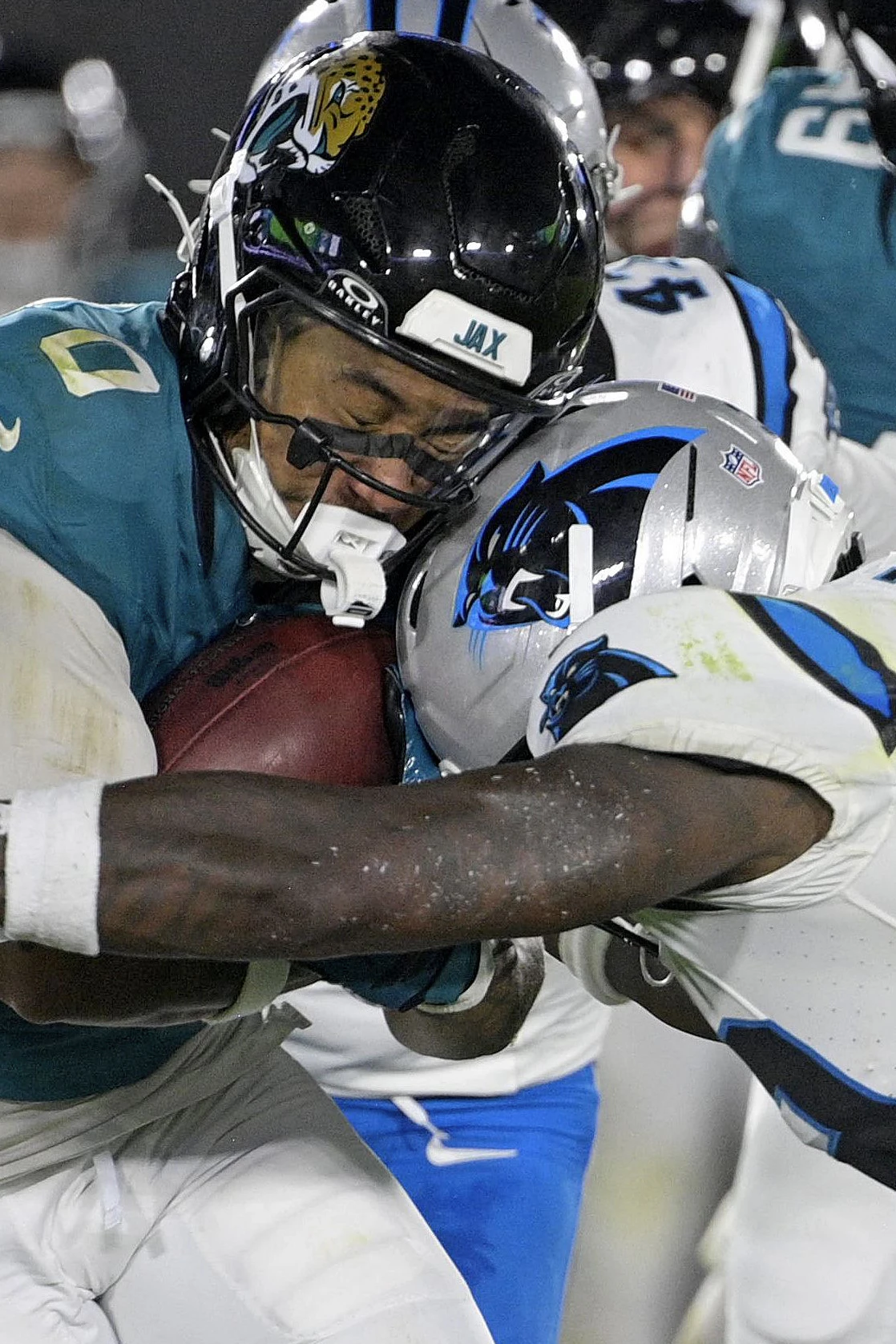 Harte Tackles, krachende Zusammenstöße – die vielen Schläge gegen den Kopf beim American Football begünstigen die Entstehung der Gehirnerkrankung CTE, so die Forscher