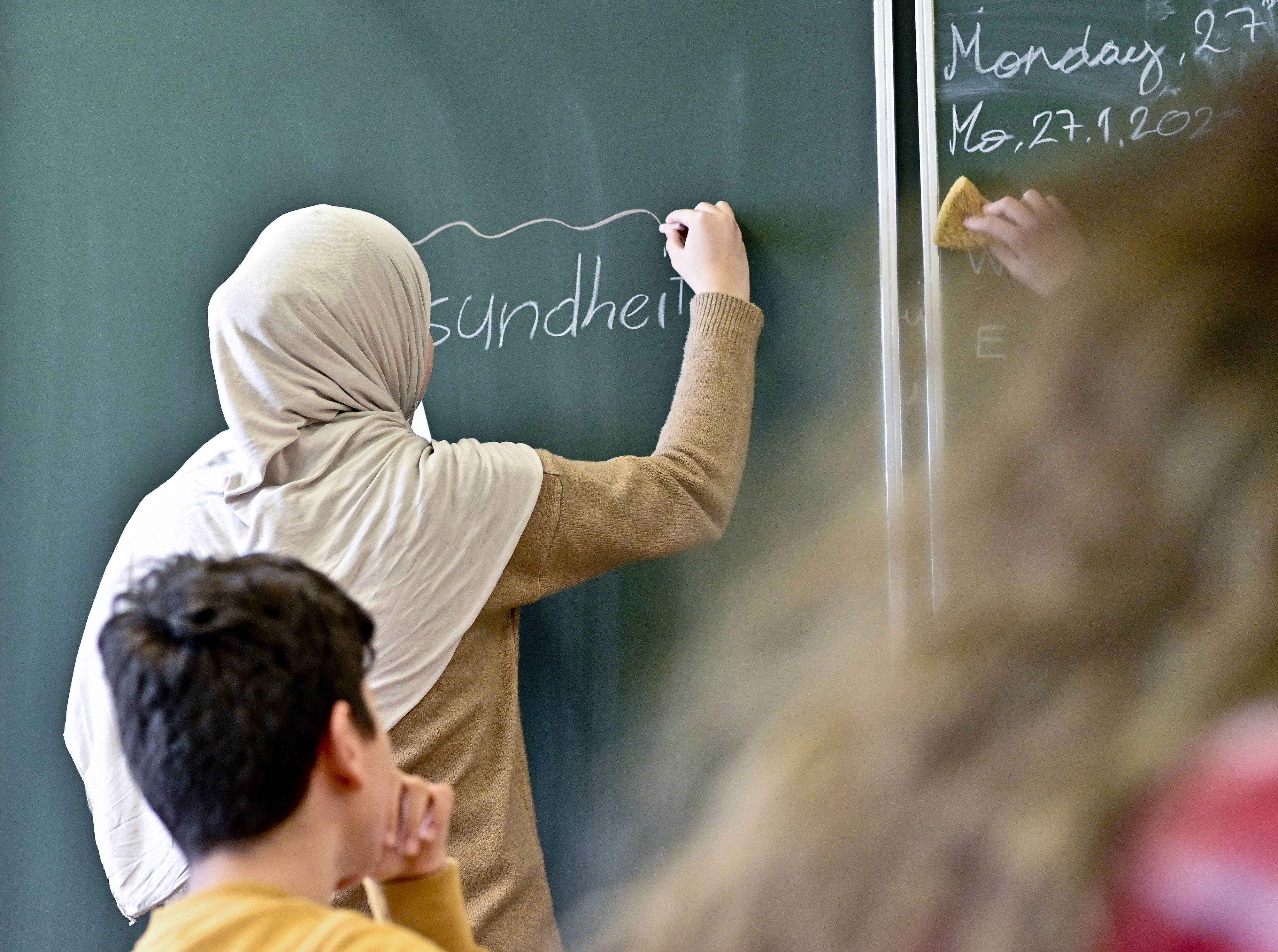 Die Bewerberin wollte kein Kopftuch tragen und wurde abgelehnt – die Frau hat einen Verdacht für die Absage.