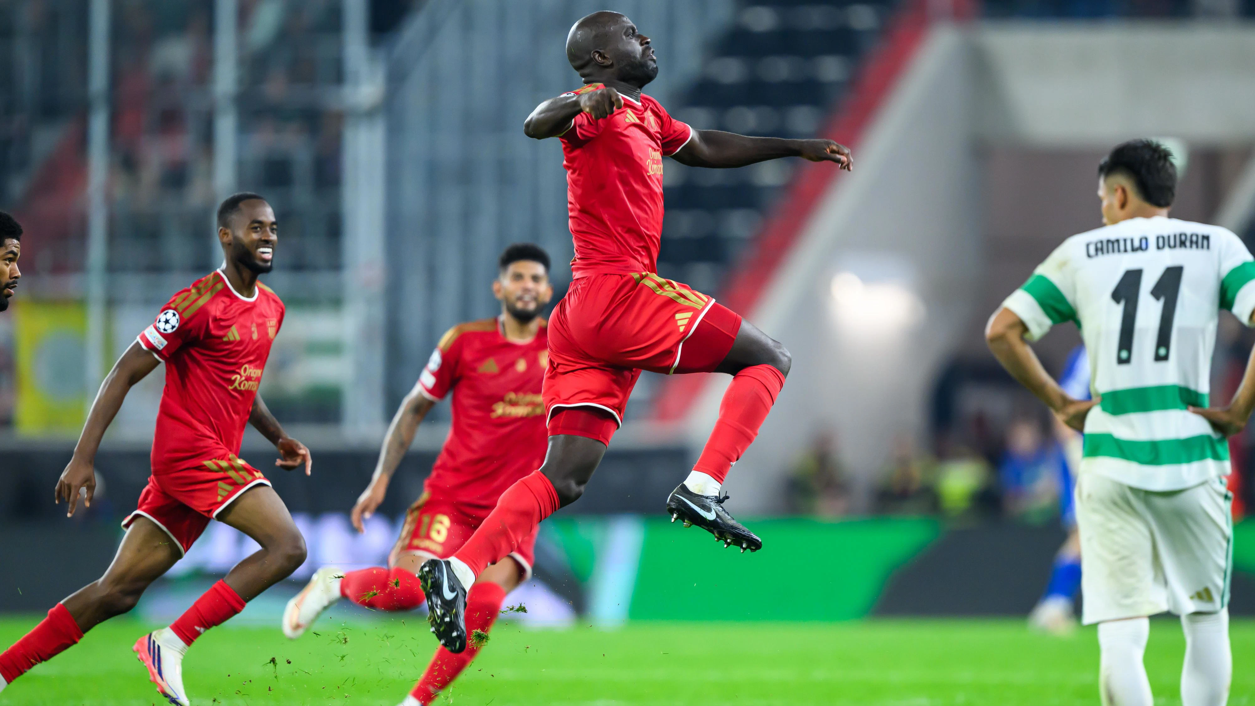 LINZ,AUSTRIA,25.AUG.26 - SOCCER - UEFA Champions League, play-off, Linzer ASK vs Celtic Glasgow. Image shows the rejoicing of LASK with Samuel Adeniran (LASK). Photo: GEPA pictures/ Christian Moser